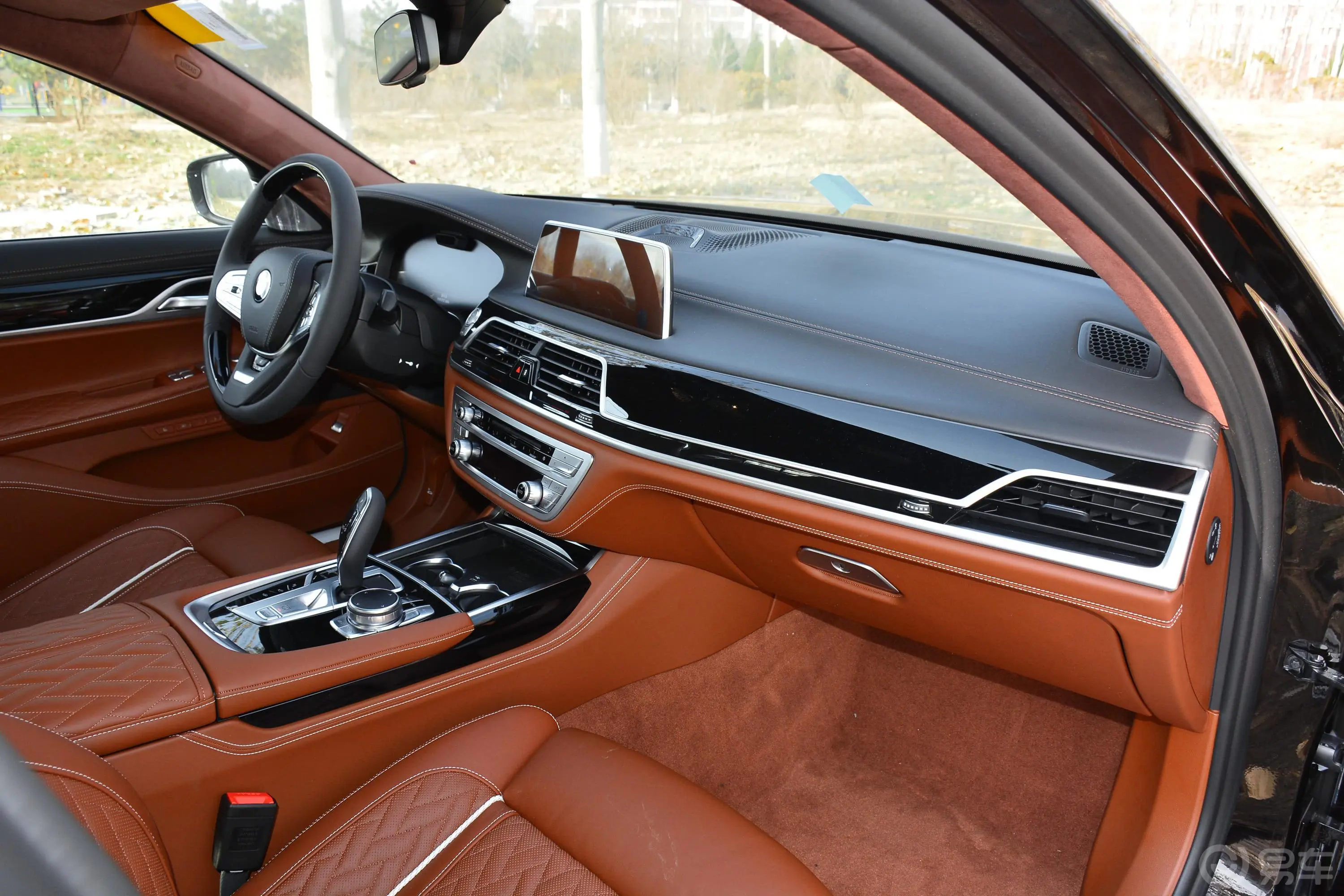 宝马7系750Li xDrive V8 豪华套装内饰全景副驾驶员方向