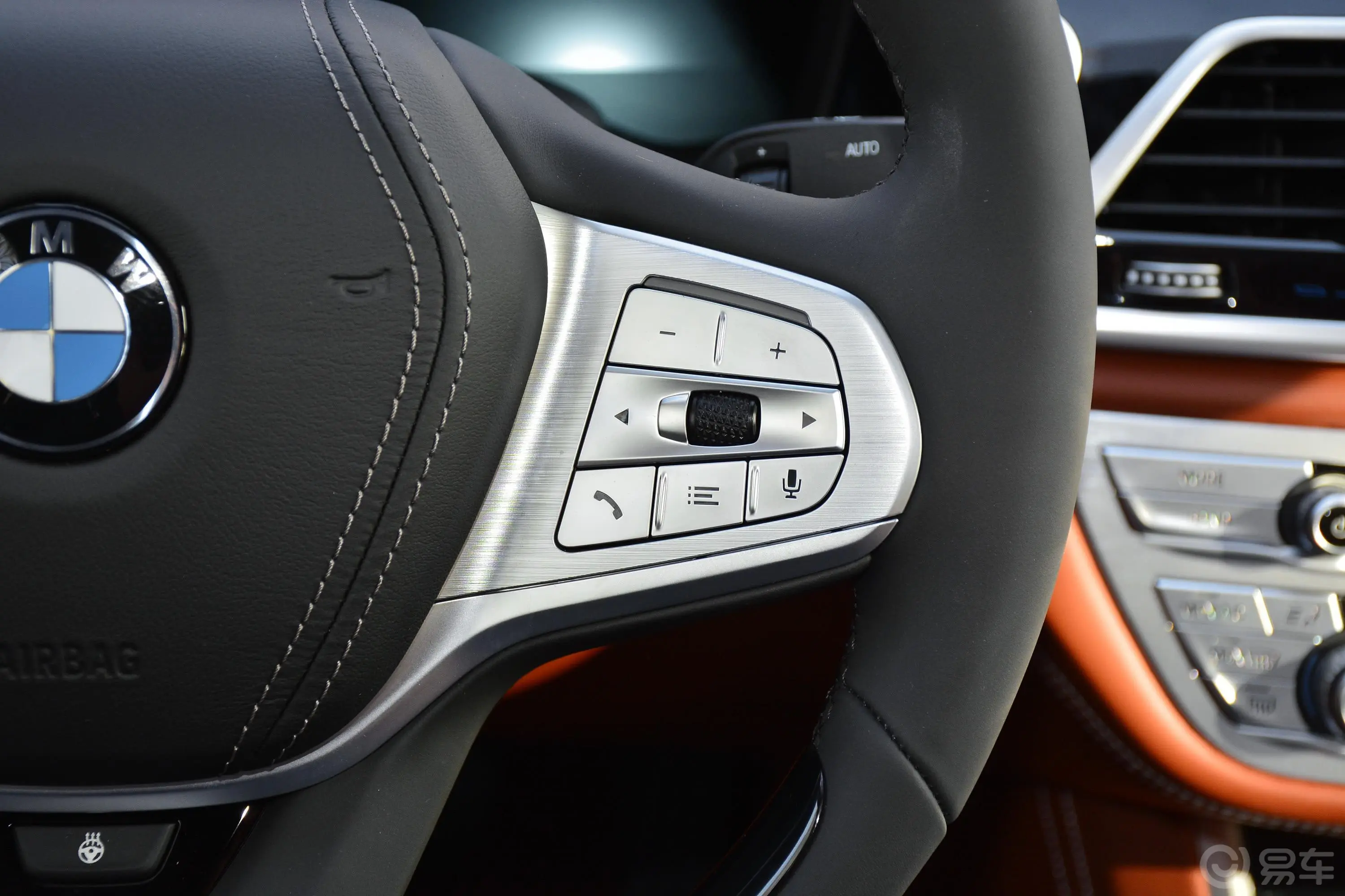 宝马7系750Li xDrive V8 豪华套装右侧方向盘功能按键