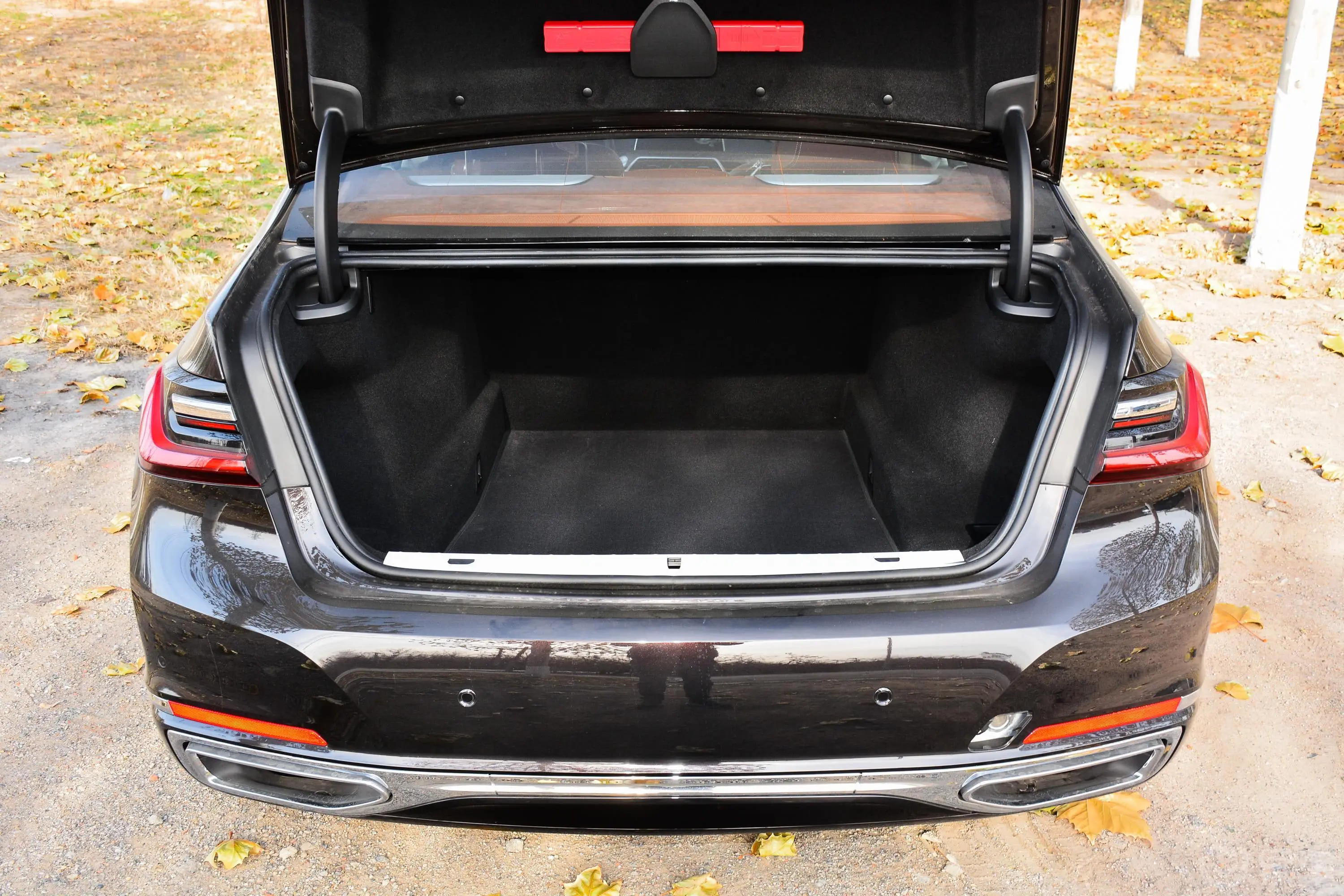 宝马7系750Li xDrive V8 豪华套装后备厢空间特写