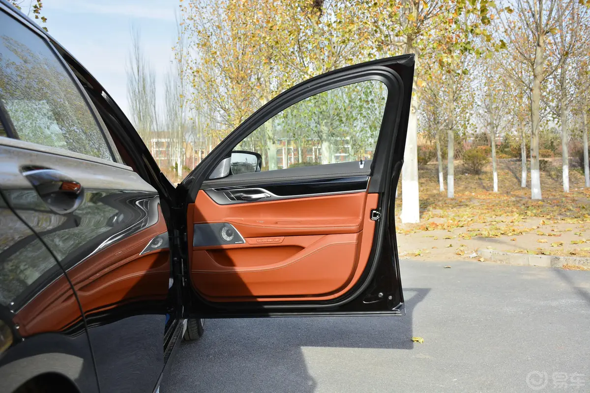 宝马7系750Li xDrive V8 豪华套装副驾驶员车门