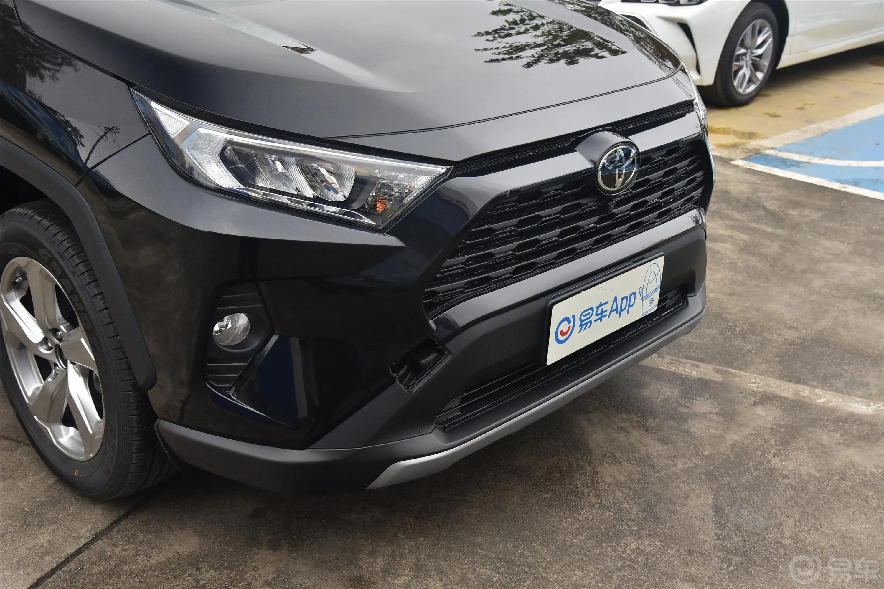 RAV4荣放2.0L CVT 两驱 风尚版前格栅侧俯拍