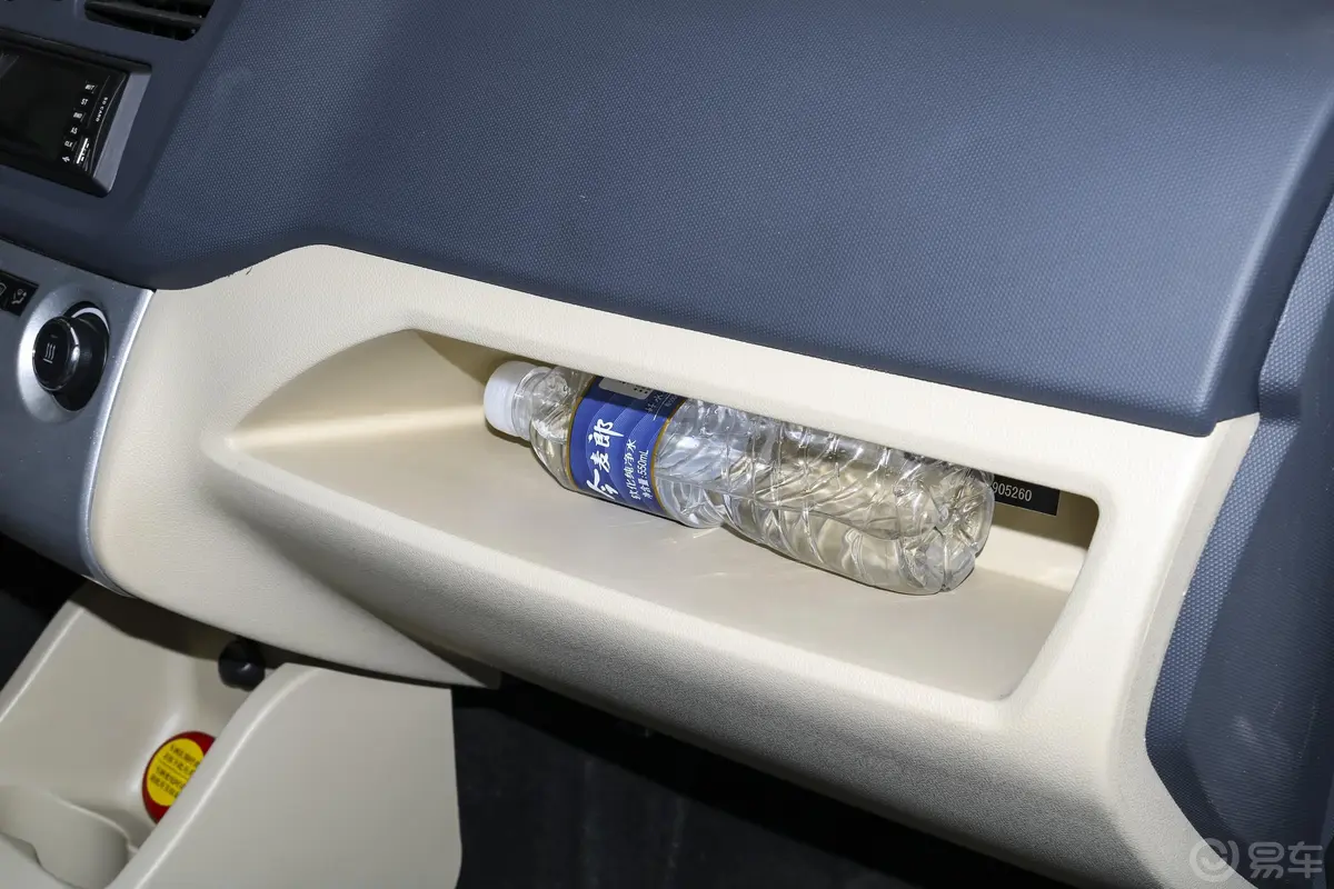 江铃E100B舒适版手套箱空间水瓶横置