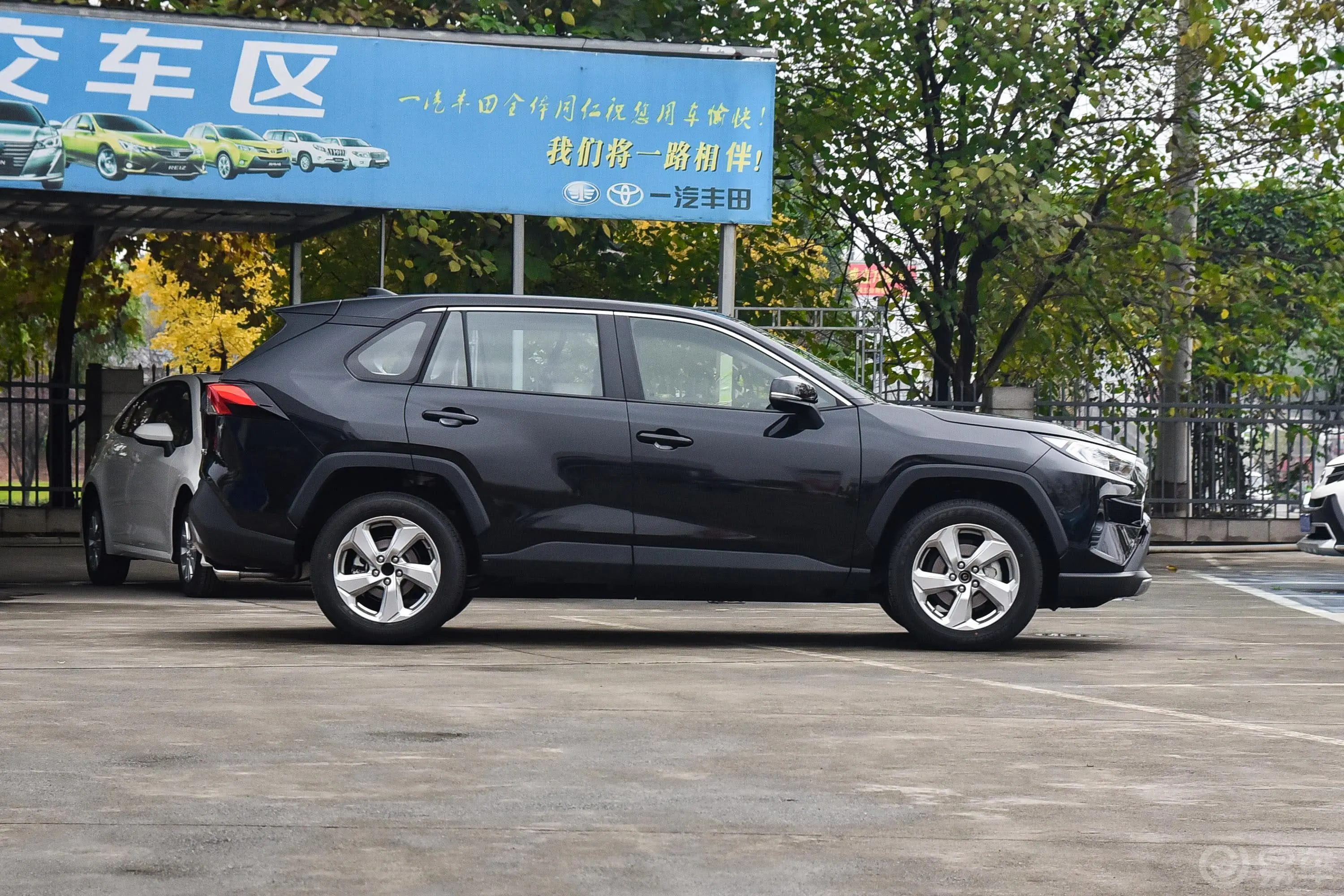 RAV4荣放2.0L CVT 两驱 风尚版正侧车头向右水平