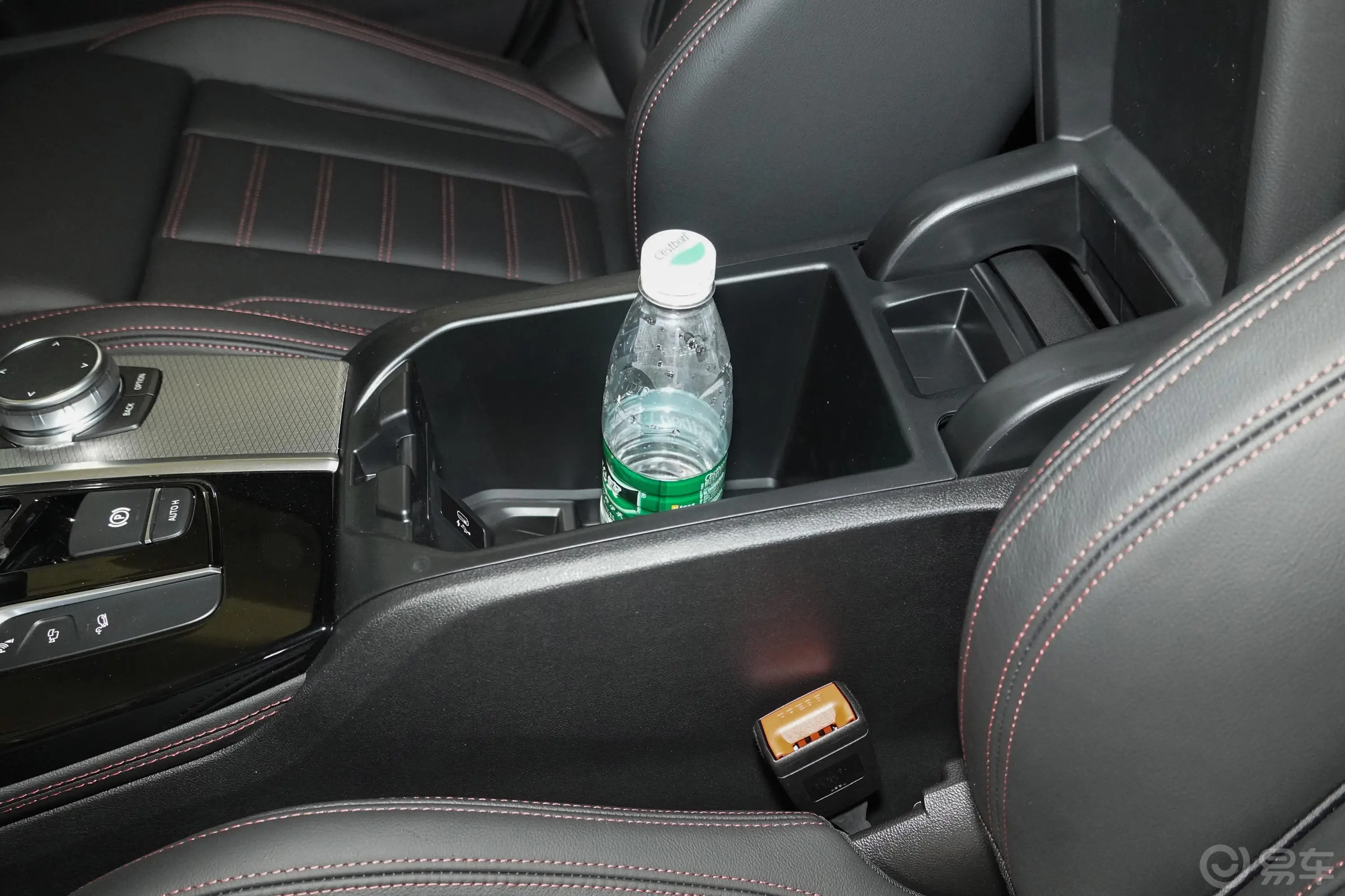 宝马X4xDrive30i M运动套装前排扶手箱储物格