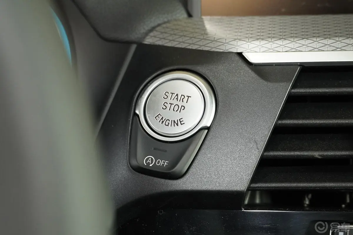 宝马X4xDrive30i M运动套装钥匙孔或一键启动按键