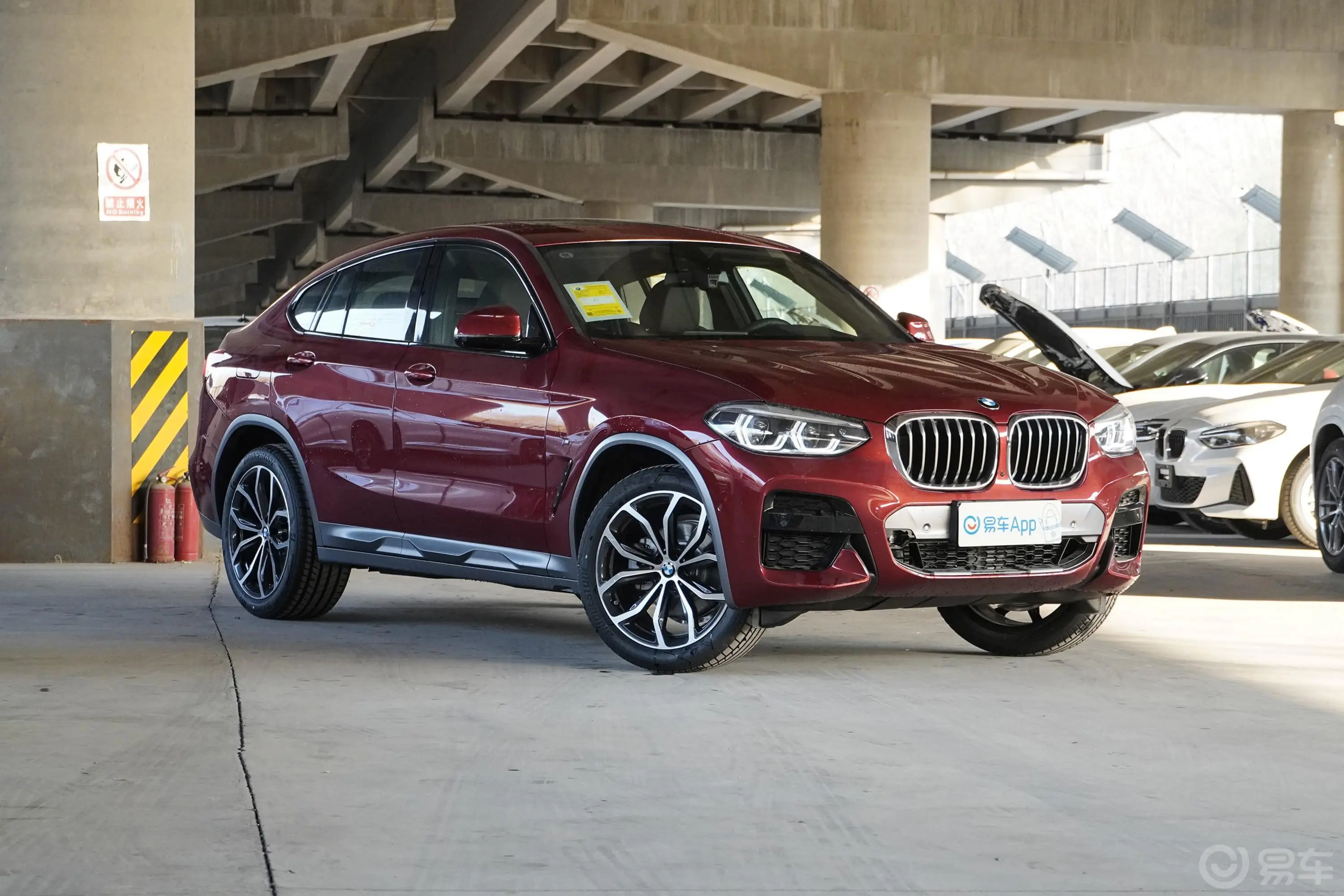 宝马X4xDrive25i M越野套装侧前45度车头向右水平