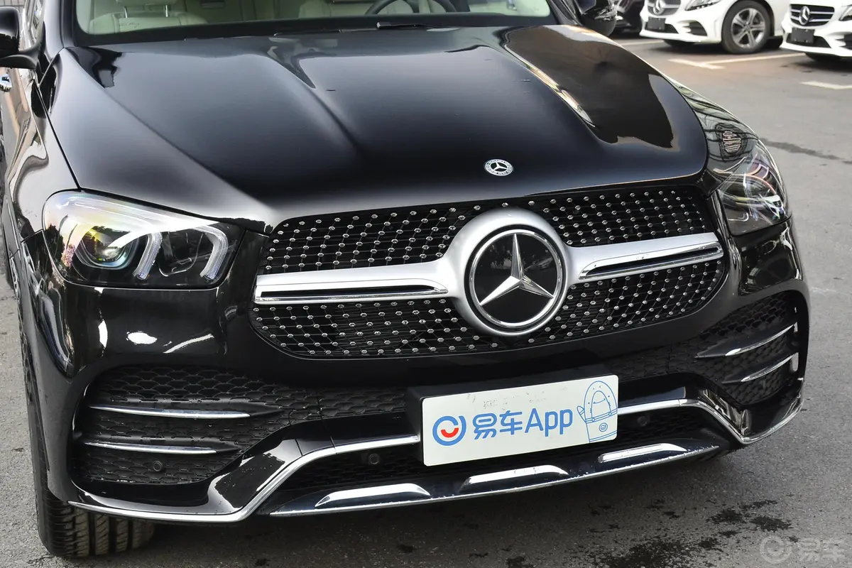 奔驰GLE改款 GLE 350 4MATIC 时尚型特别版前格栅侧俯拍