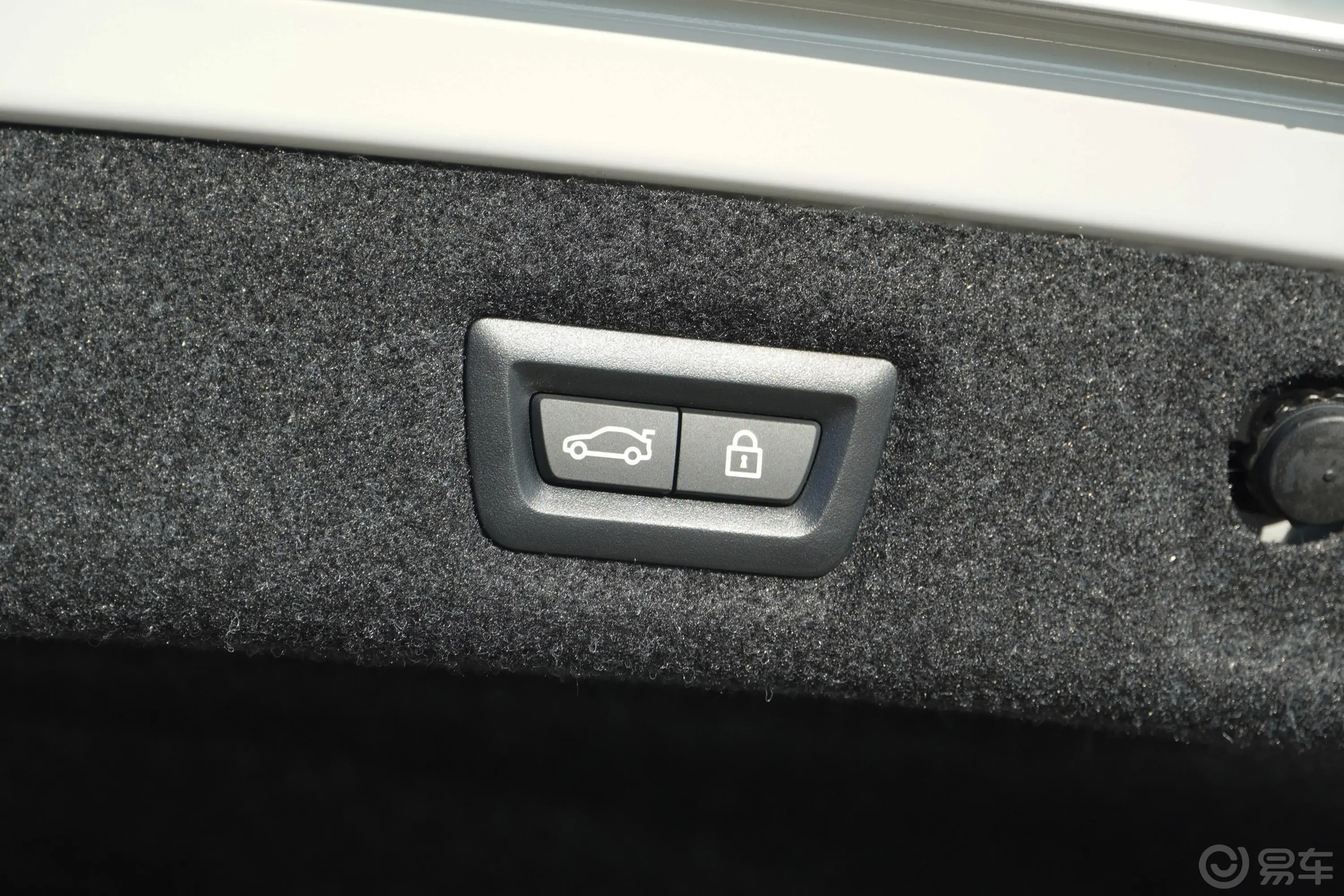 宝马5系(进口)540i 风尚版 M运动套装电动尾门按键（手动扶手）