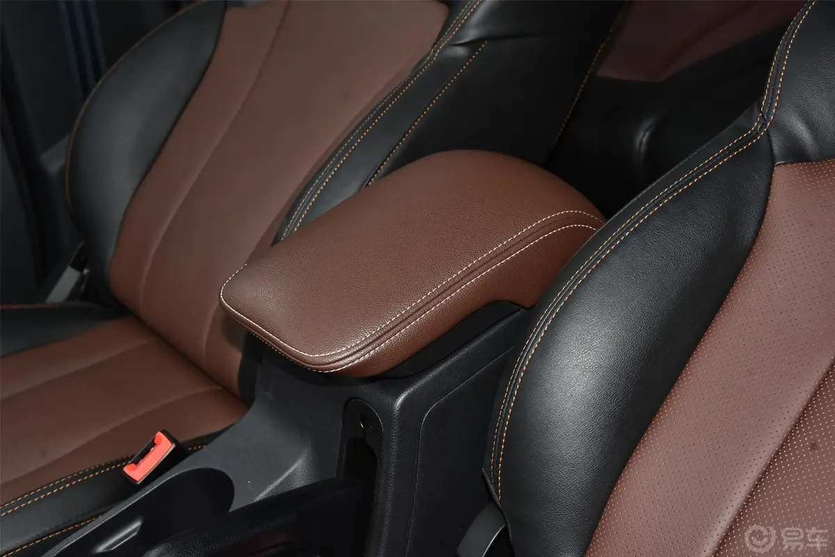 SWM斯威X7改款 1.5T 手动 舒适版前排中央扶手