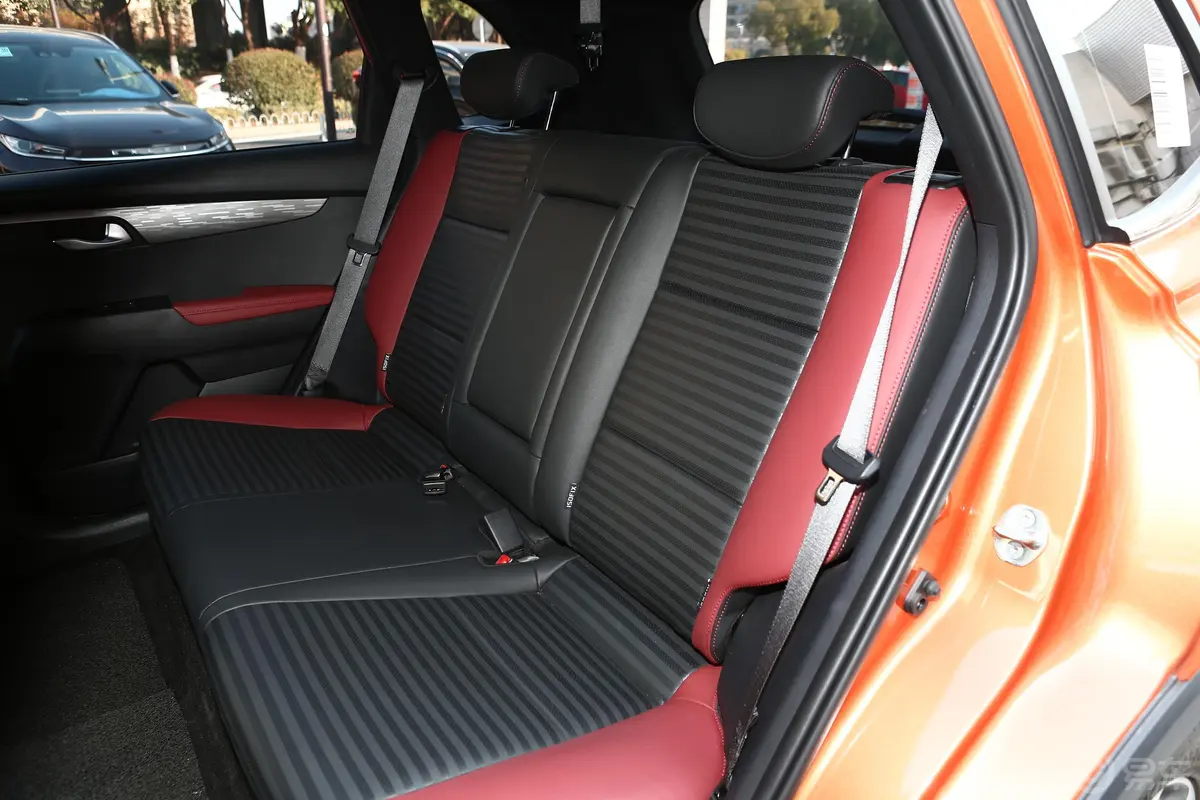 智跑舒适款 1.4T 双离合 两驱 智享豪华版后备厢空间特写