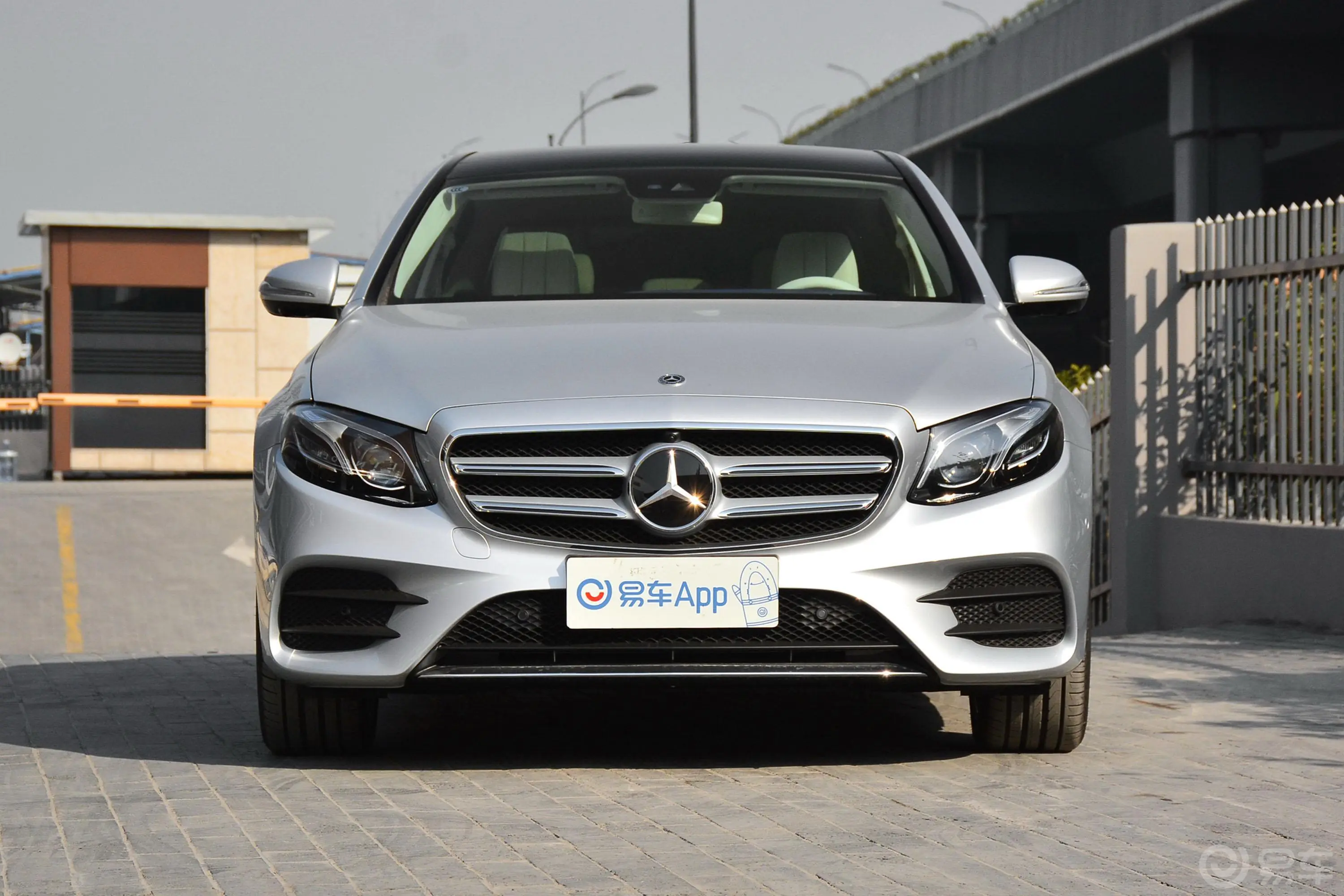 奔驰E级E 350 L 4MATIC 运动轿车正前水平