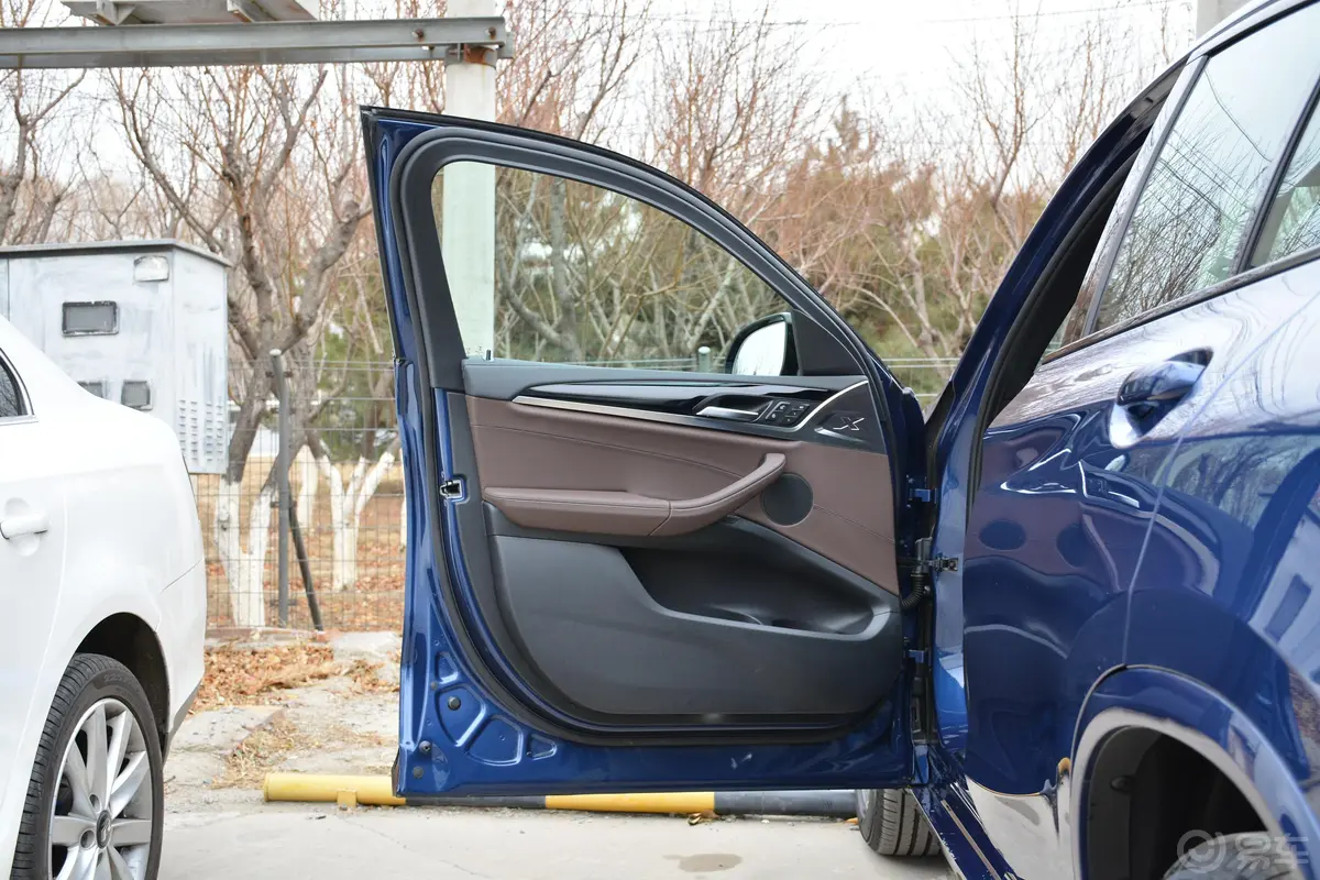 宝马X4xDrive25i M运动套装驾驶员侧前车门