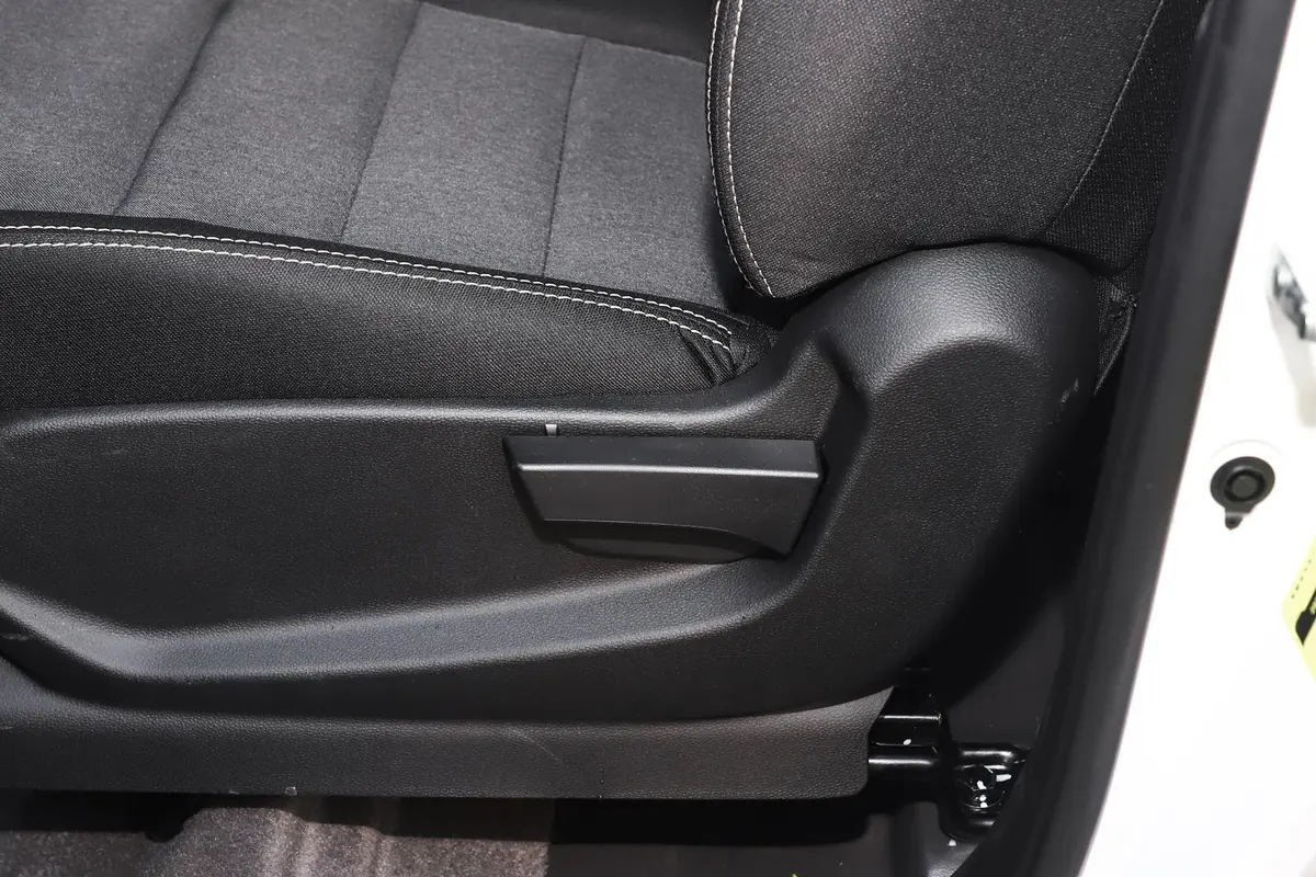 五菱宏光PLUS1.5T 手动 标准型 5座主驾座椅调节