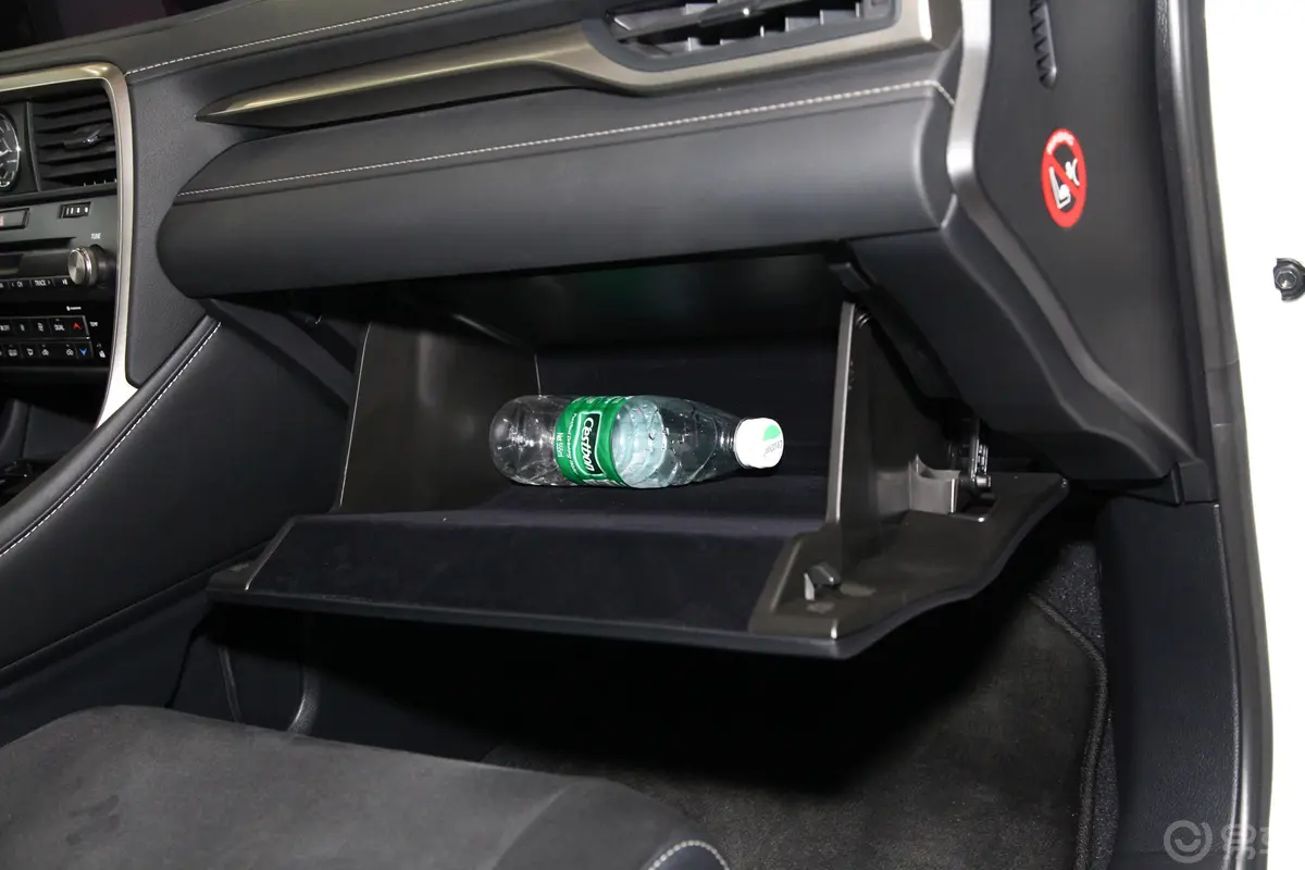 雷克萨斯RX300 精英版 国VI手套箱空间水瓶横置