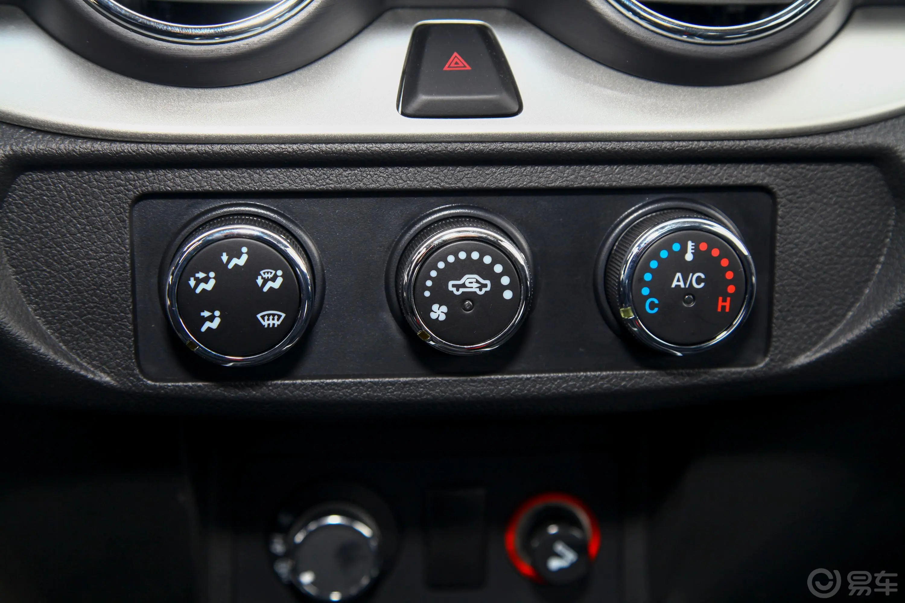 锐骐标箱 2.4L 手动 四驱 标准版 汽油 国V副驾驶位区域