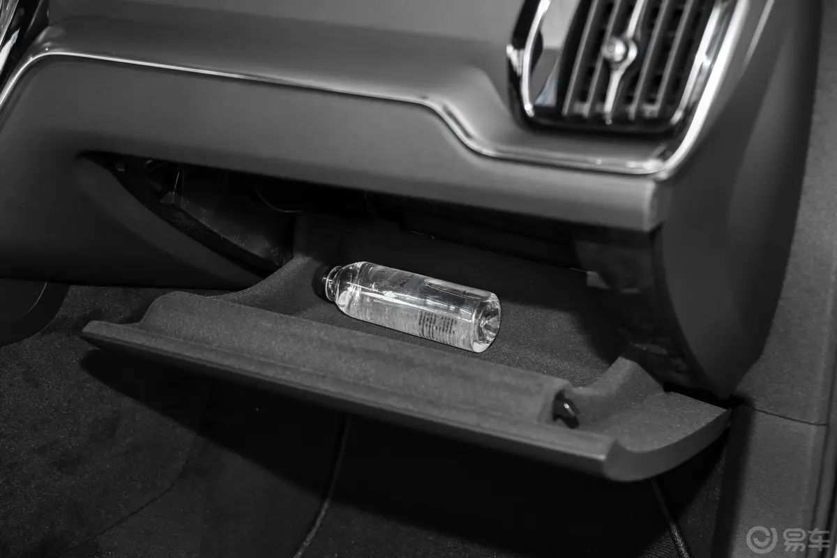 沃尔沃S60T4 智逸豪华版手套箱空间水瓶横置