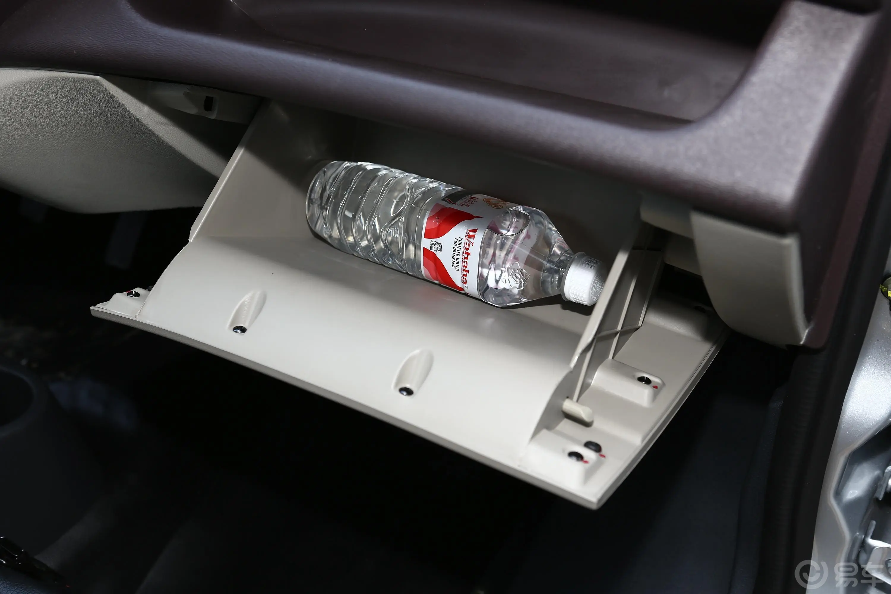 长安星卡1.5L 单排 货车基本型 国VI手套箱空间水瓶横置