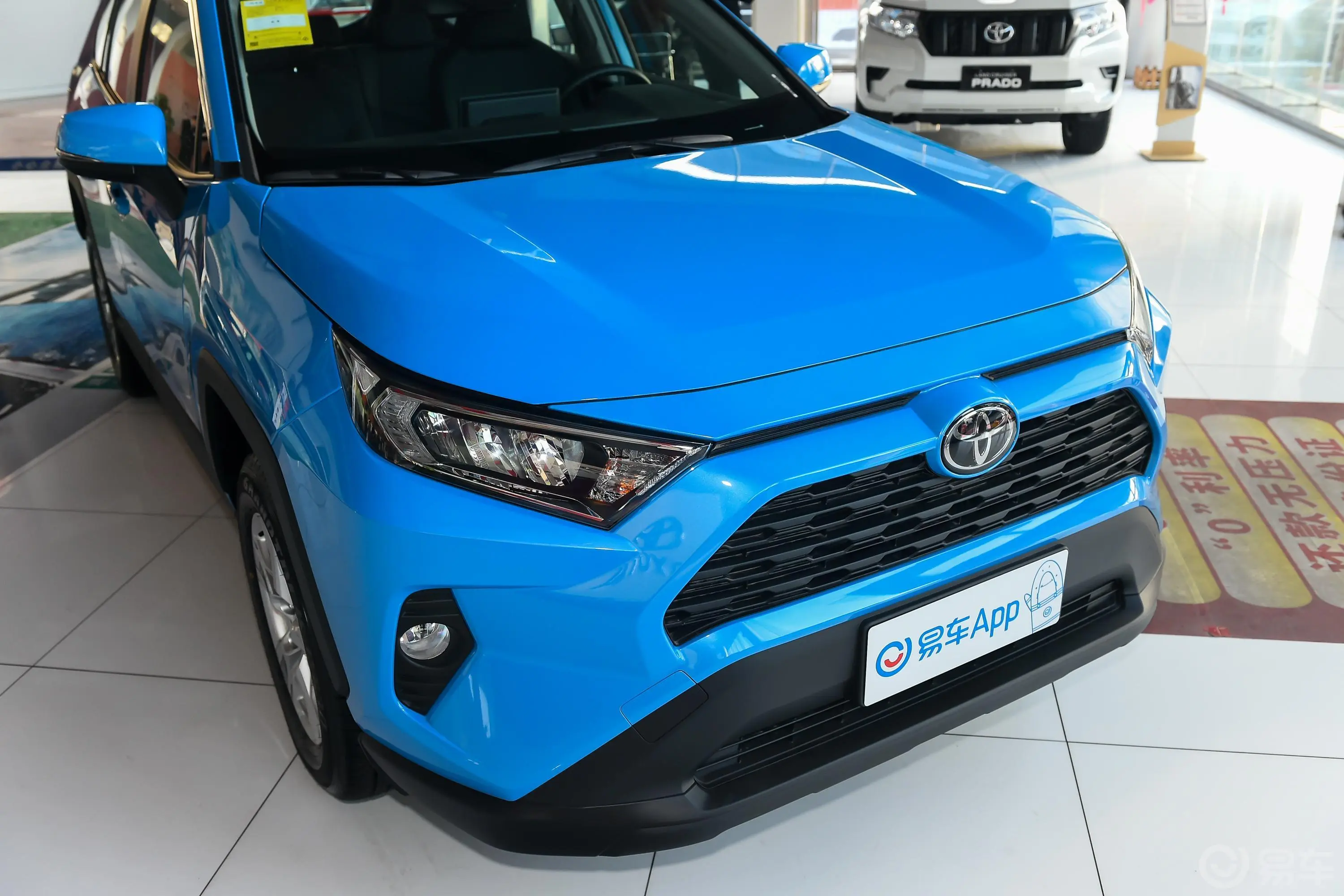 RAV4荣放2.0L CVT 两驱 都市版前格栅侧俯拍