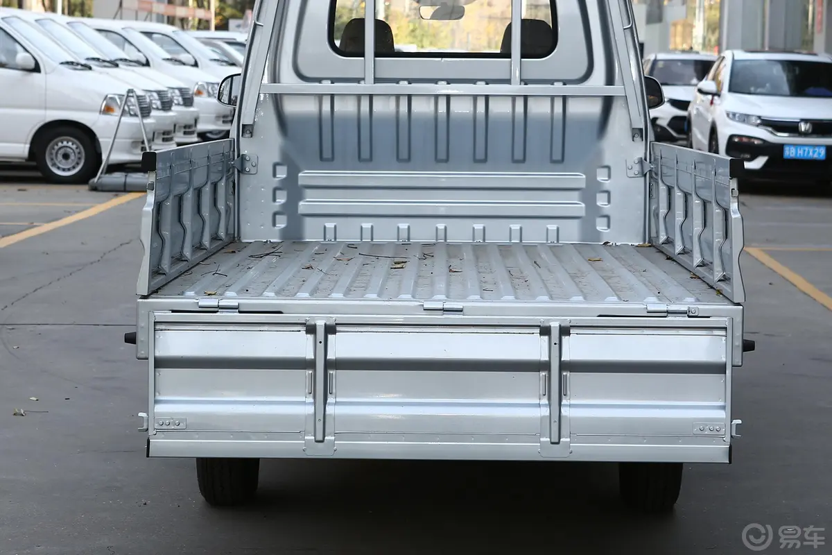 长安星卡1.5L 双排 货车基本型 国VI后备厢空间特写