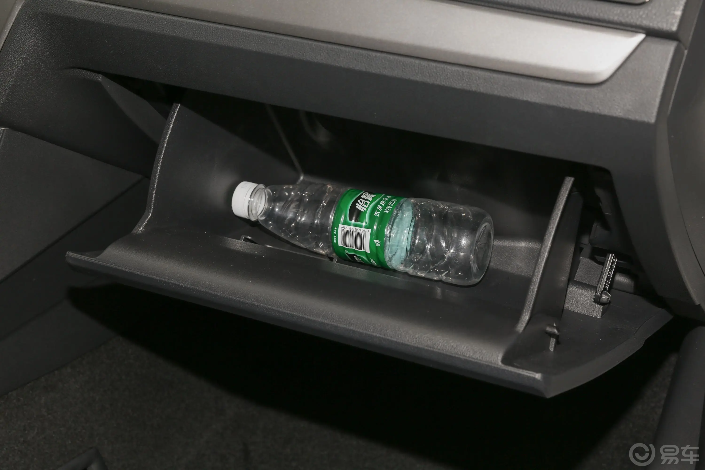 朗逸启航 1.5L 自动风尚版 国VI手套箱空间水瓶横置