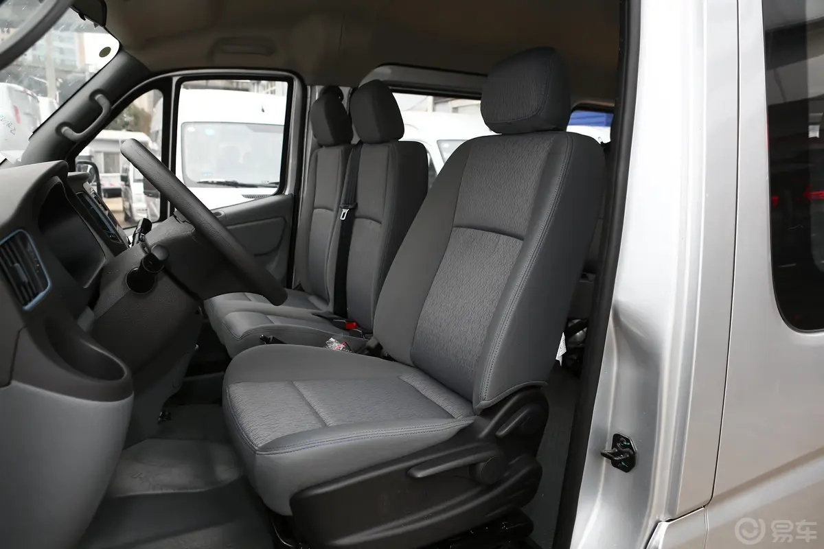 图雅诺2.5L 手动 两驱 短轴 平顶明窗版 5座 柴油驾驶员座椅
