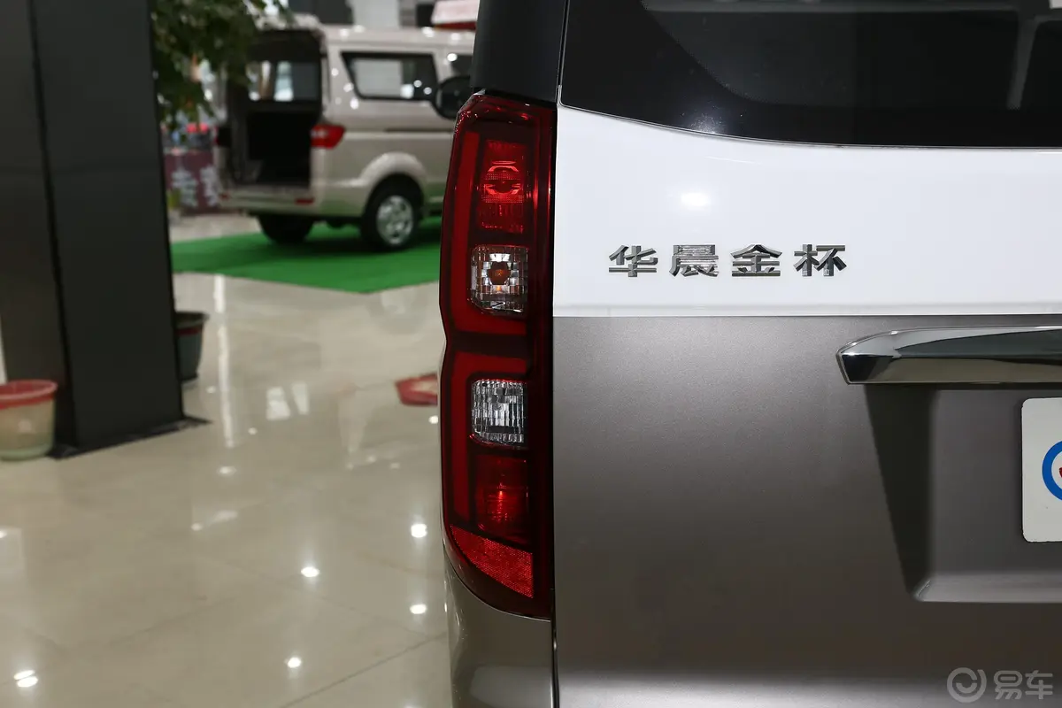 新海狮S客车 1.6L 手动 商务版 7座 国VI外观