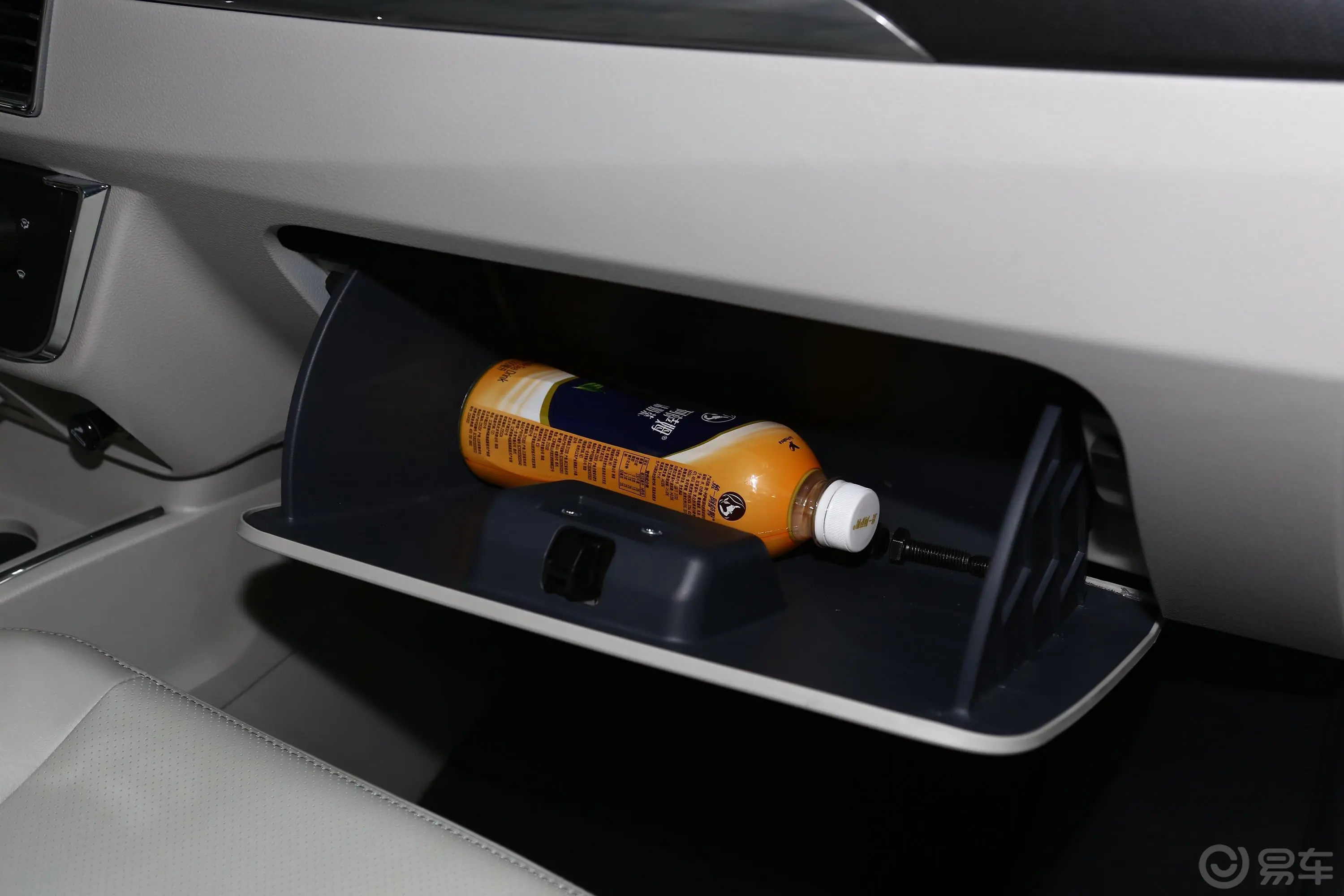 新海狮S客车 1.6L 手动 商务版 7座 国VI手套箱空间水瓶横置