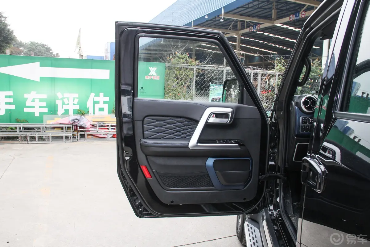 北京BJ40城市猎人版 2.0T 手自一体 四驱 尊享型(增配版)  国V驾驶员侧前车门