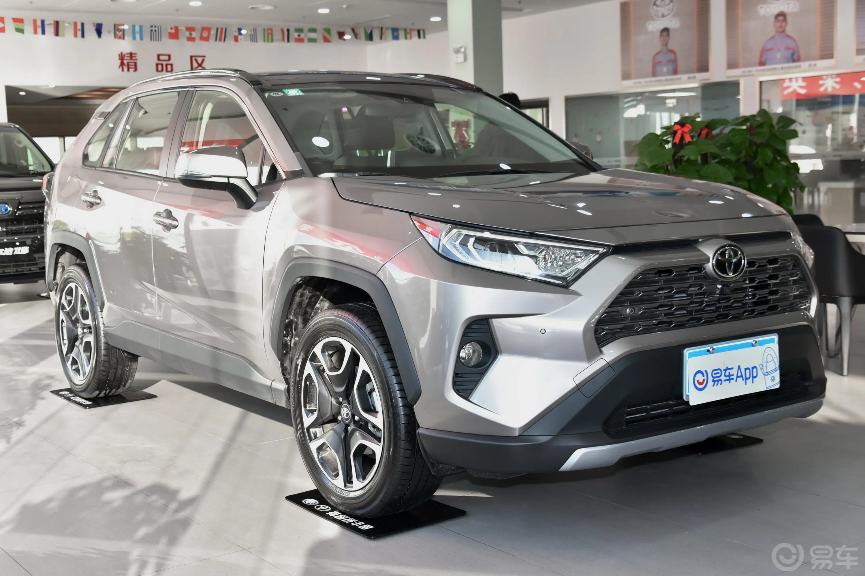 RAV4荣放2.0L CVT 四驱 尊贵版侧前45度车头向右水平