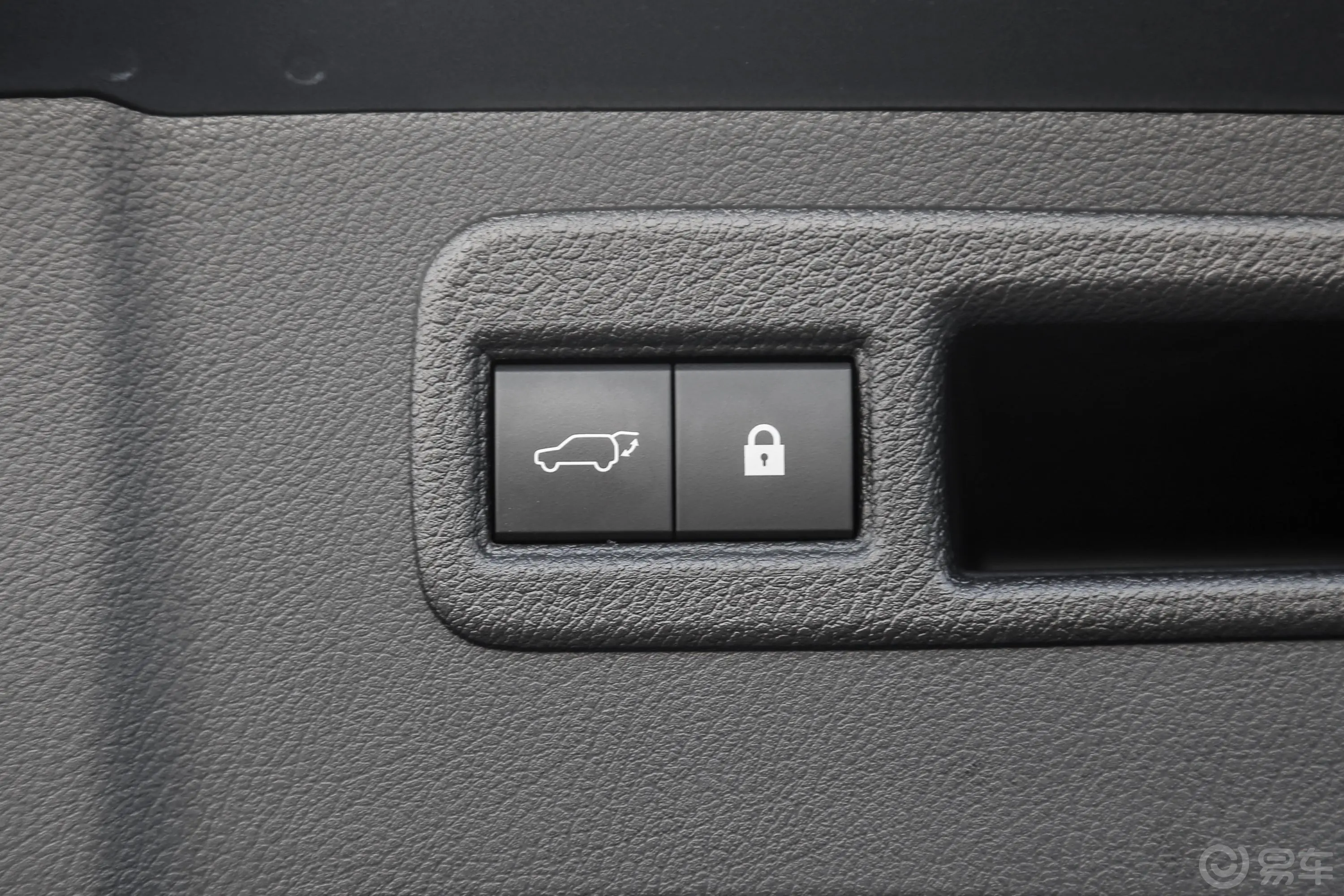 雷克萨斯NX200 锋尚版 国VI电动尾门按键（手动扶手）