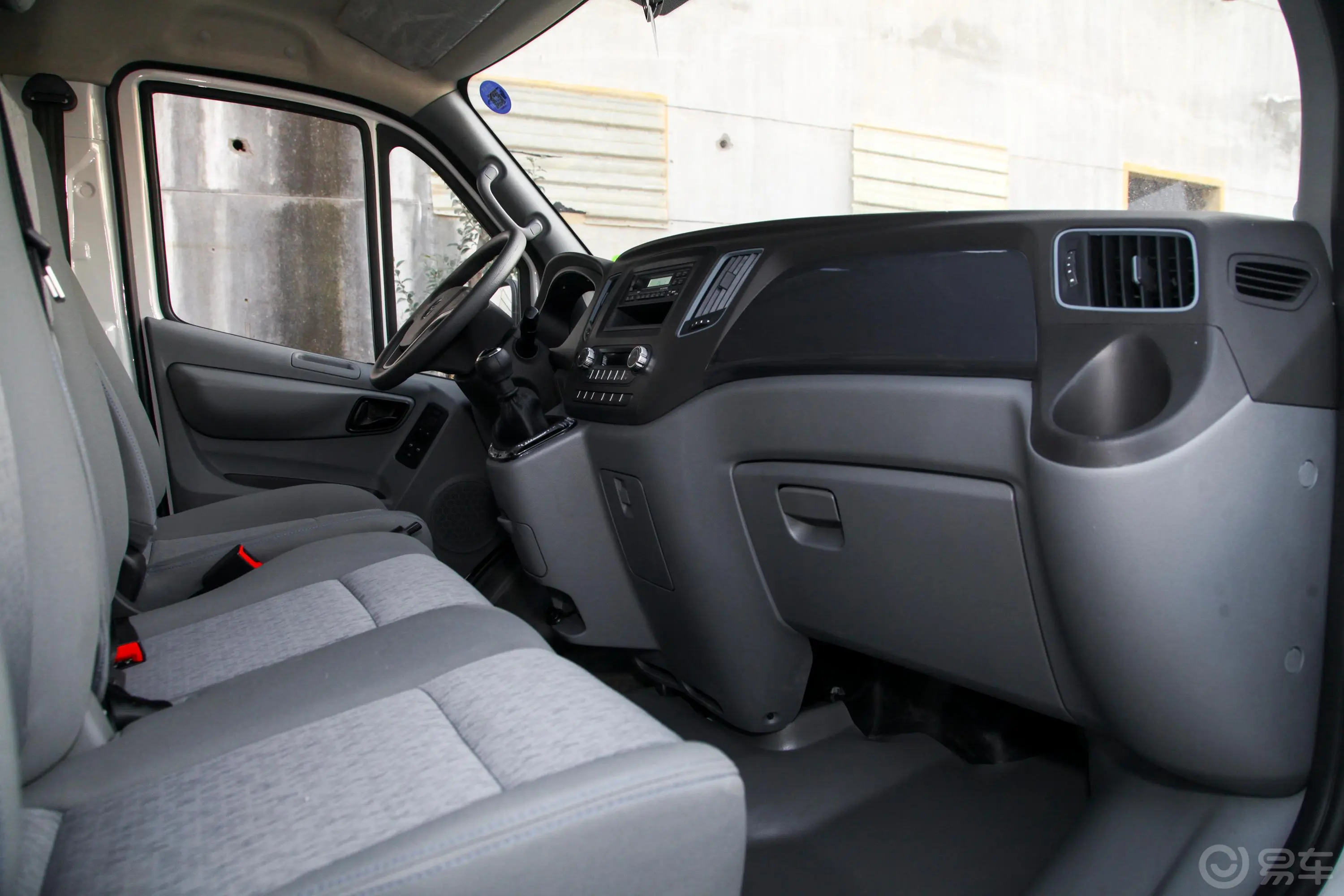 图雅诺E5 2.8T 手动 两驱 厢货版内饰全景副驾驶员方向
