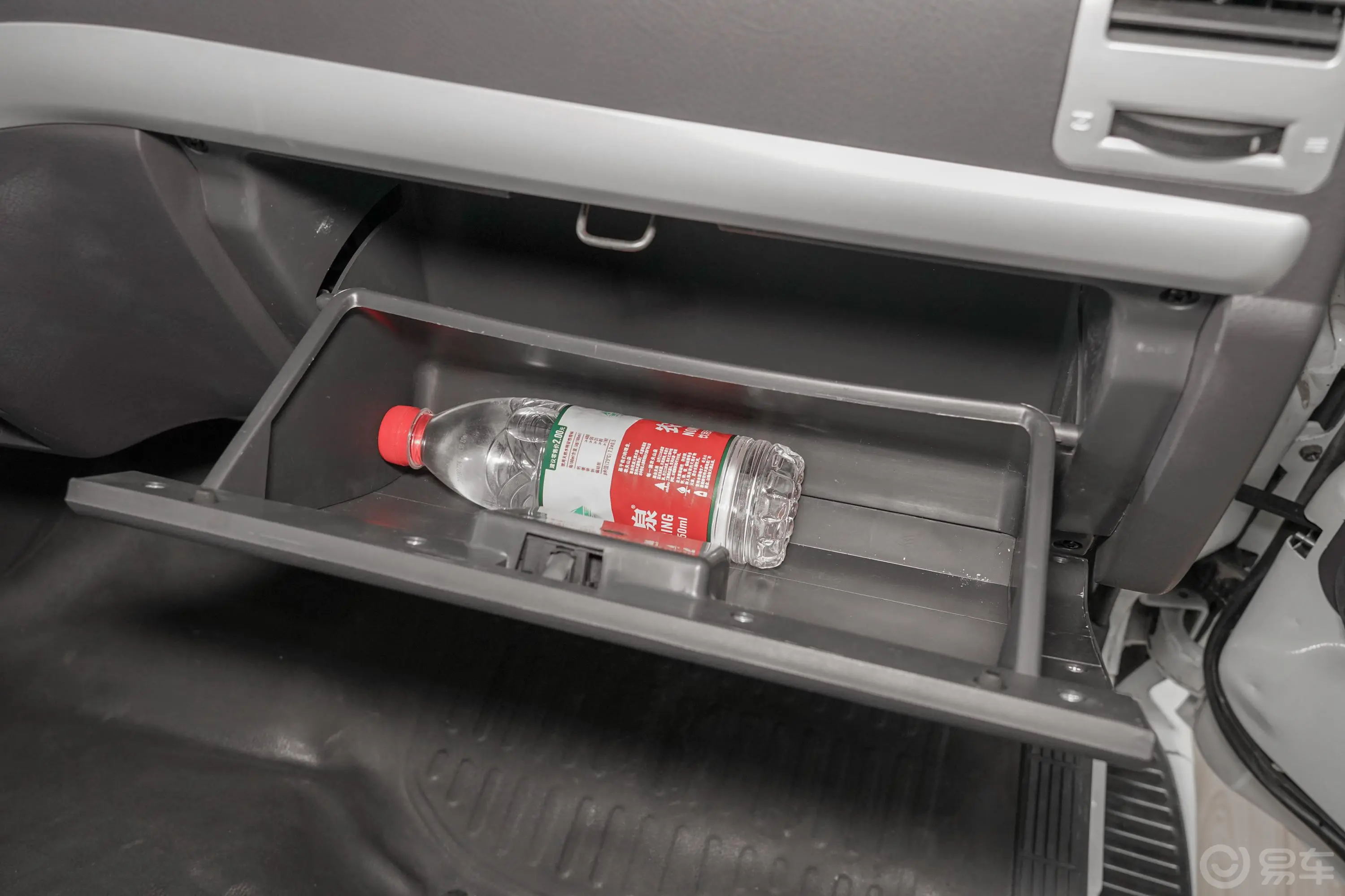 金旅海狮EV龙运GLE650 标准型手套箱空间水瓶横置