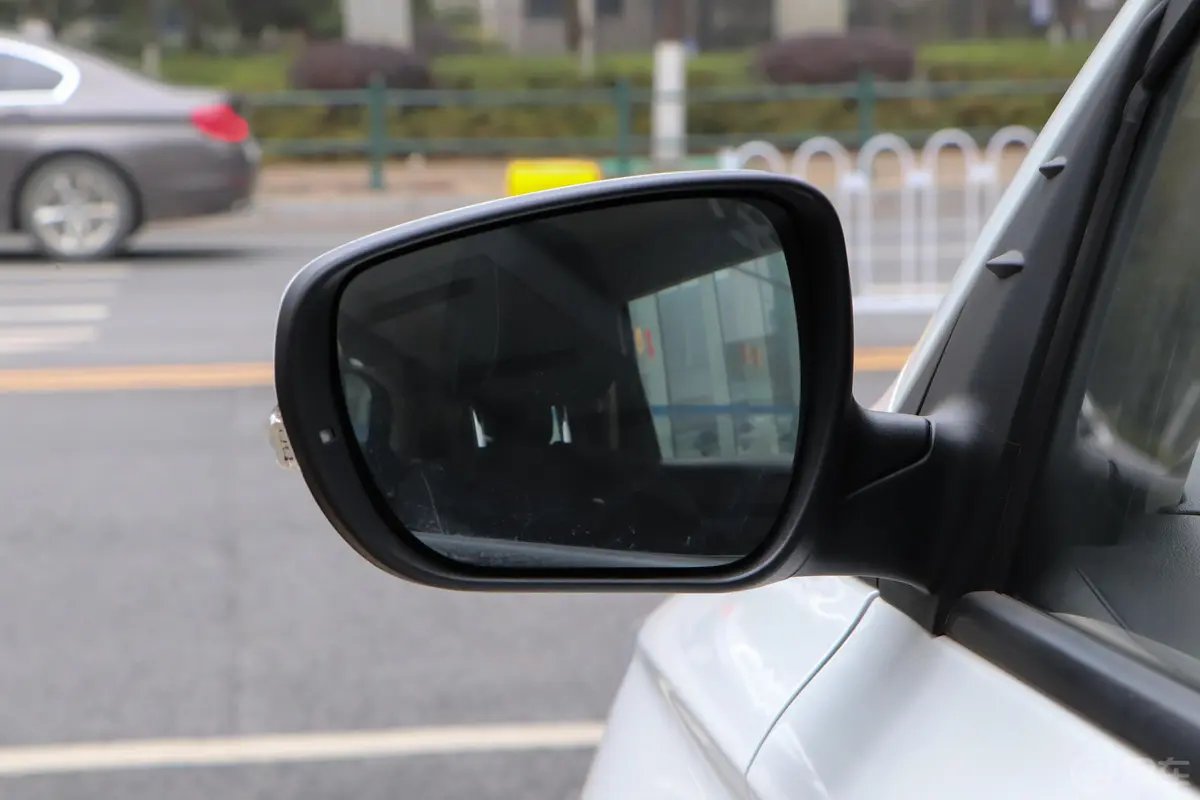 长安欧尚A8001.6L 手动 舒适型 国V主驾驶后视镜背面