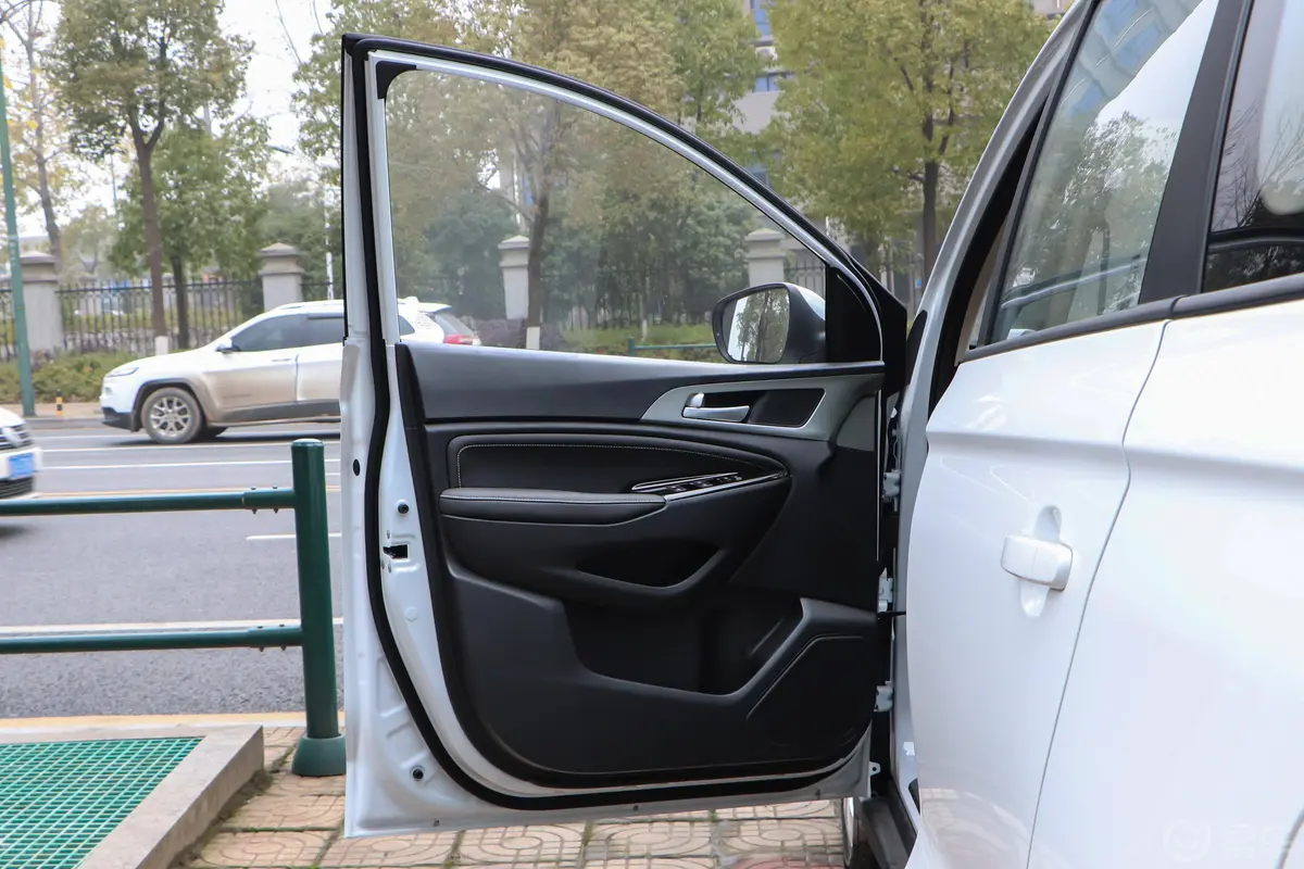 长安欧尚A8001.6L 手动 舒适型 国V驾驶员侧前车门