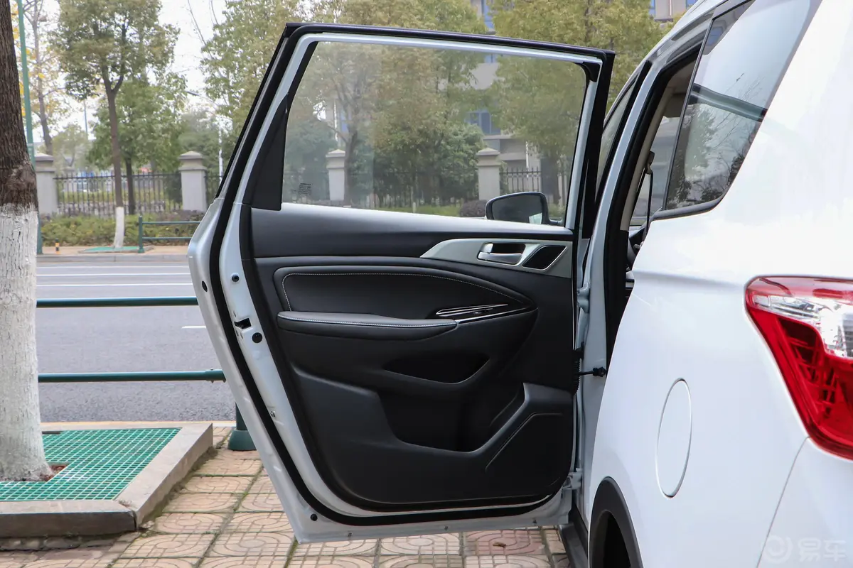 长安欧尚A8001.6L 手动 舒适型 国V驾驶员侧后车门