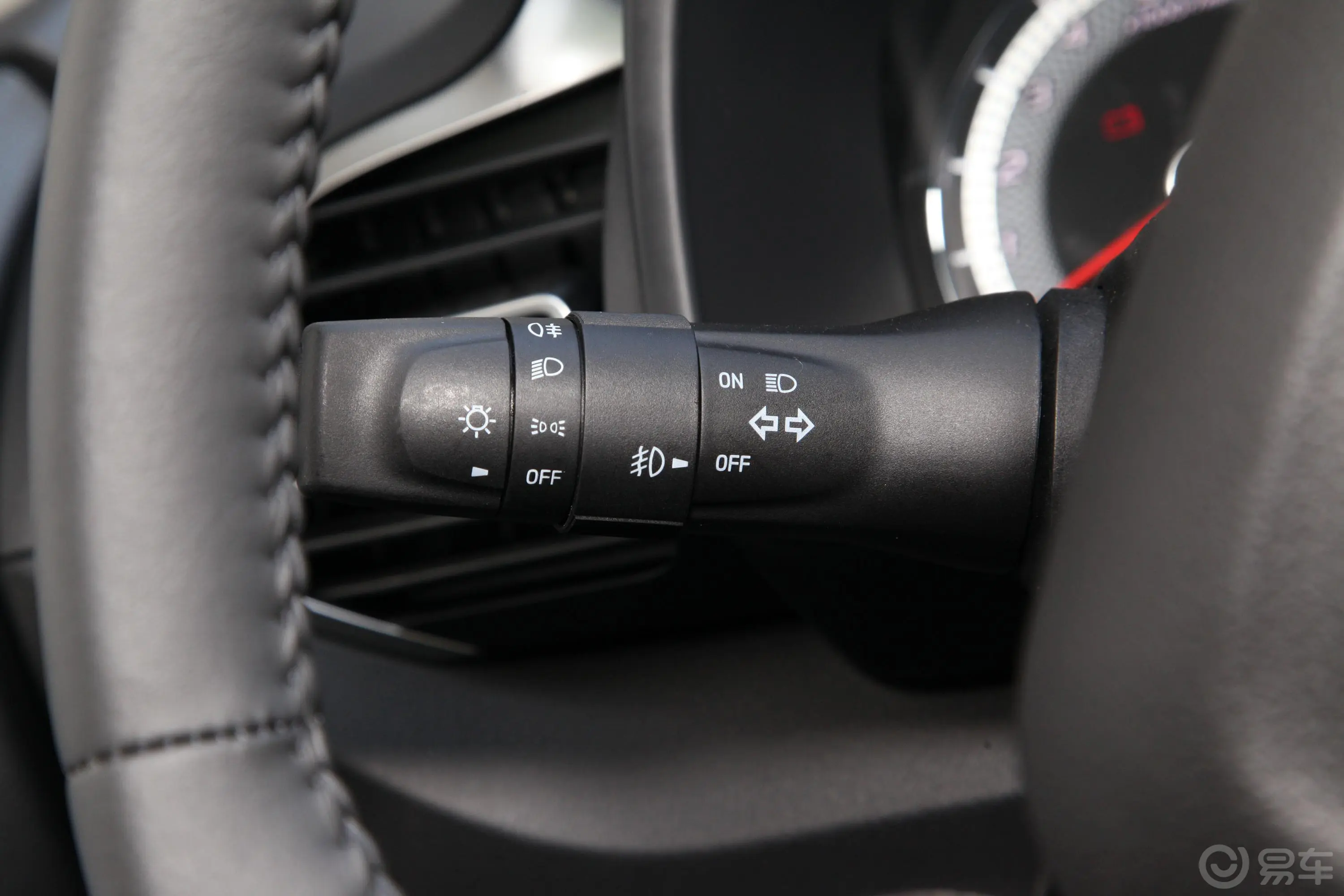 瑞迈S标轴版 2.4T 手动 两驱 领航版 汽油 国VI灯光控制区