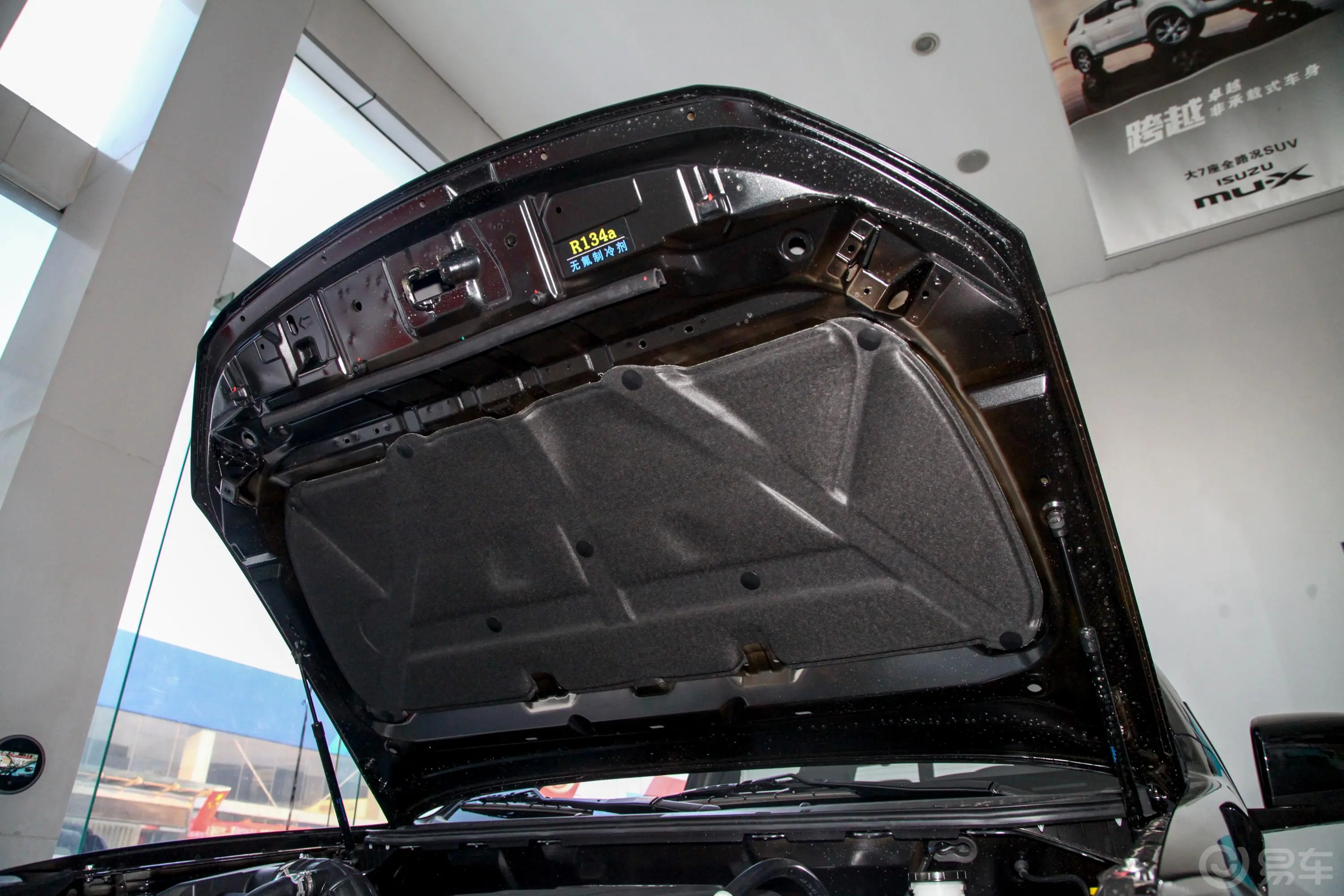 瑞迈S加长版 2.4T 手动 四驱 领航版 汽油 国VI发动机舱盖内侧