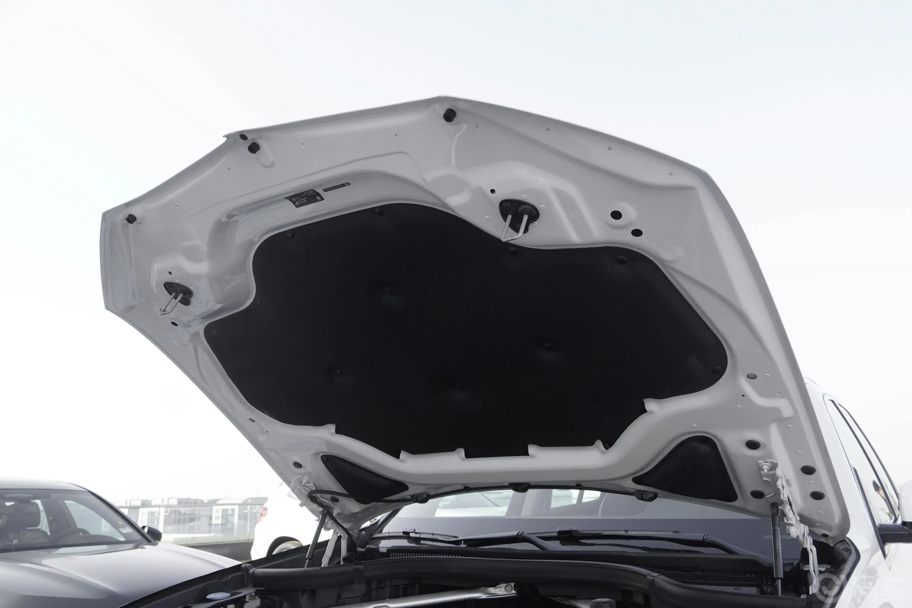 宝马X5(进口)xDrive30i X设计套装发动机舱盖内侧