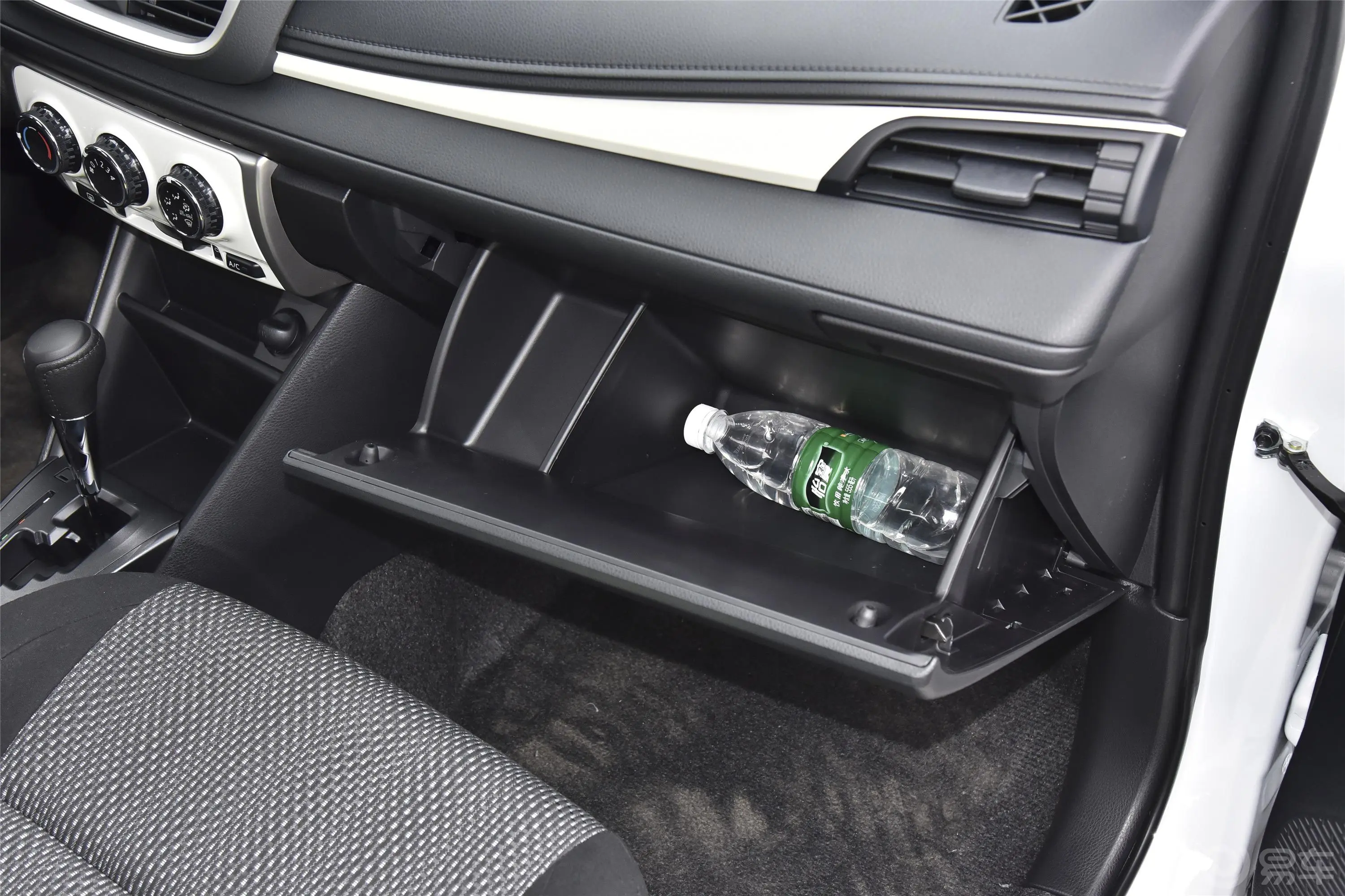 威驰1.5L CVT 畅行版手套箱空间水瓶横置