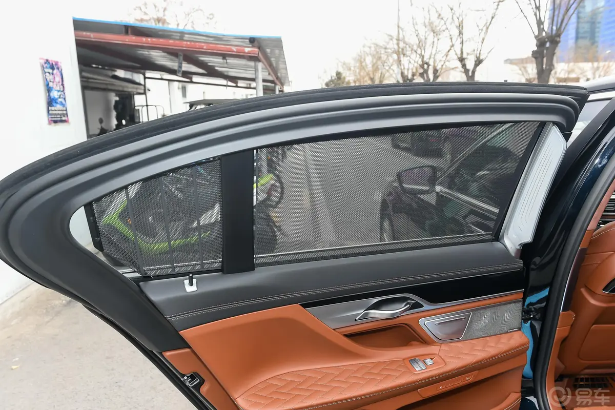 宝马7系M760Li xDrive V12 豪华套装后风挡遮阳帘