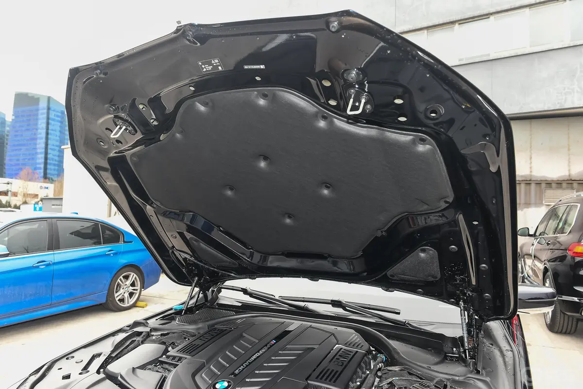 宝马7系M760Li xDrive V12 豪华套装发动机舱盖内侧