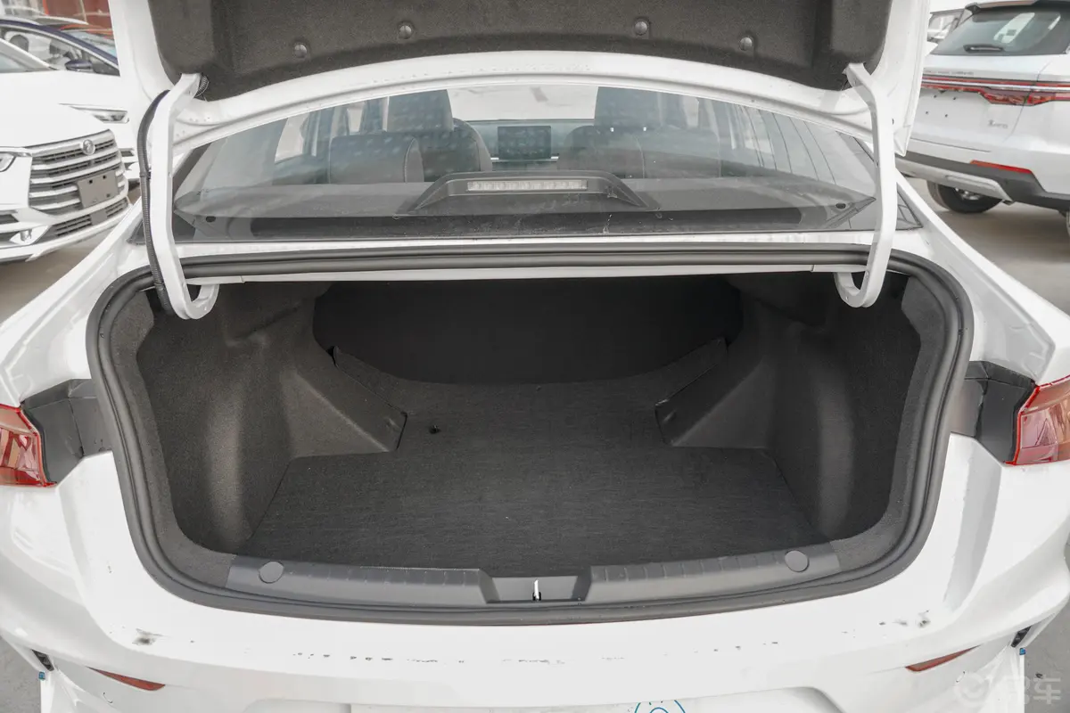 比亚迪e3标准续航版 智·舒适型后备厢空间特写