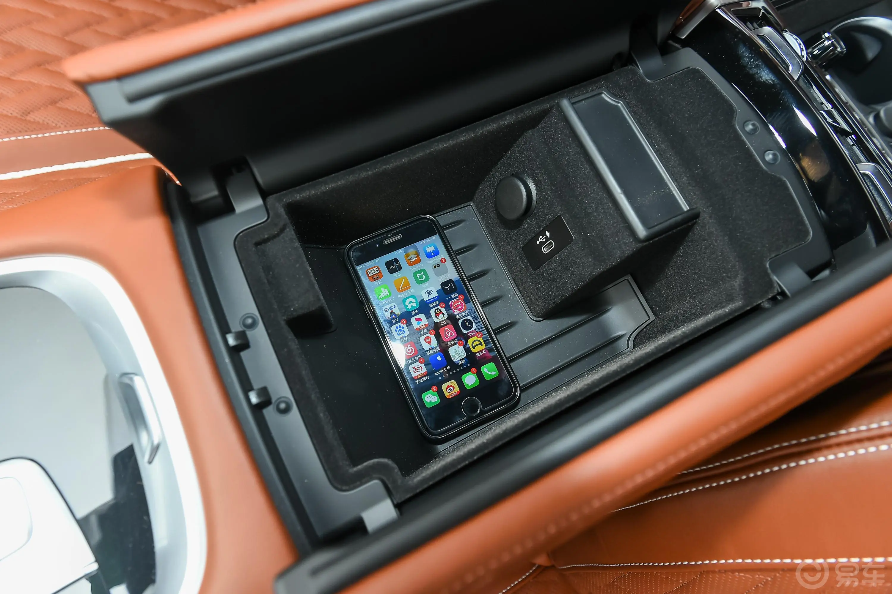 宝马7系M760Li xDrive V12 豪华套装前排扶手箱储物格