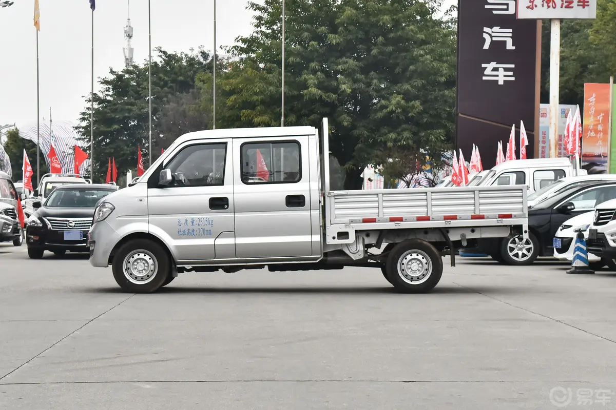 东风小康C521.5L 手动 双排标准型正侧车头向左水平