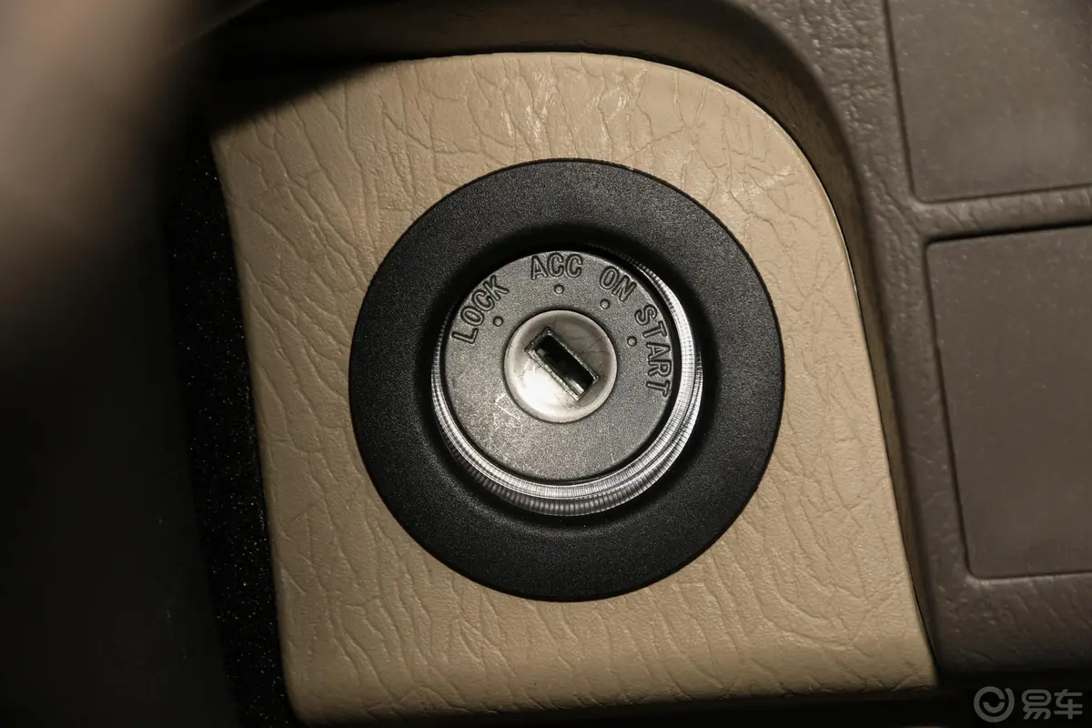风景G5客车 2.0L 手动 商运版 9座钥匙孔或一键启动按键