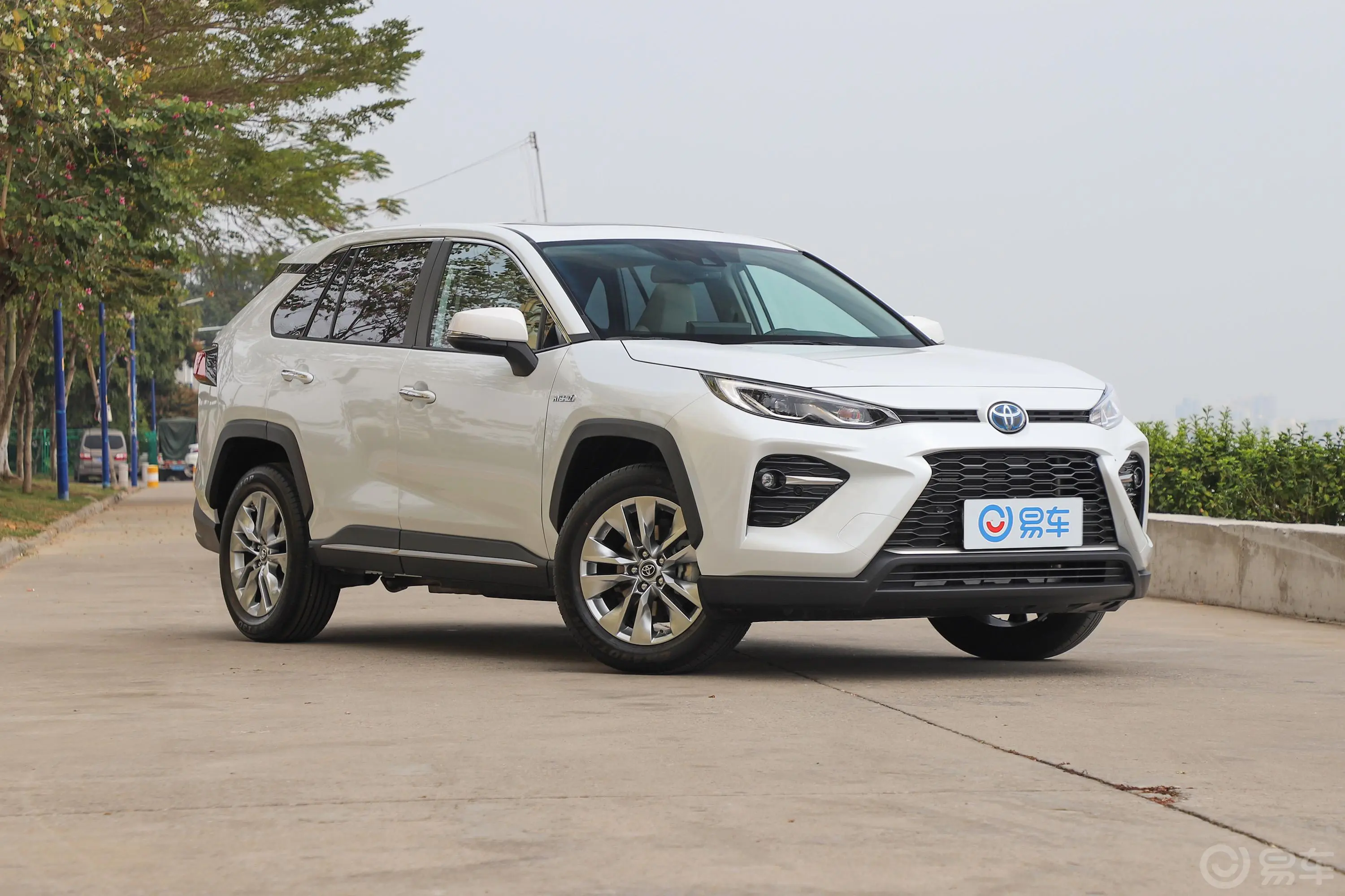 威兰达双擎 2.5L E-CVT 两驱 尊贵版胎压信息铭牌