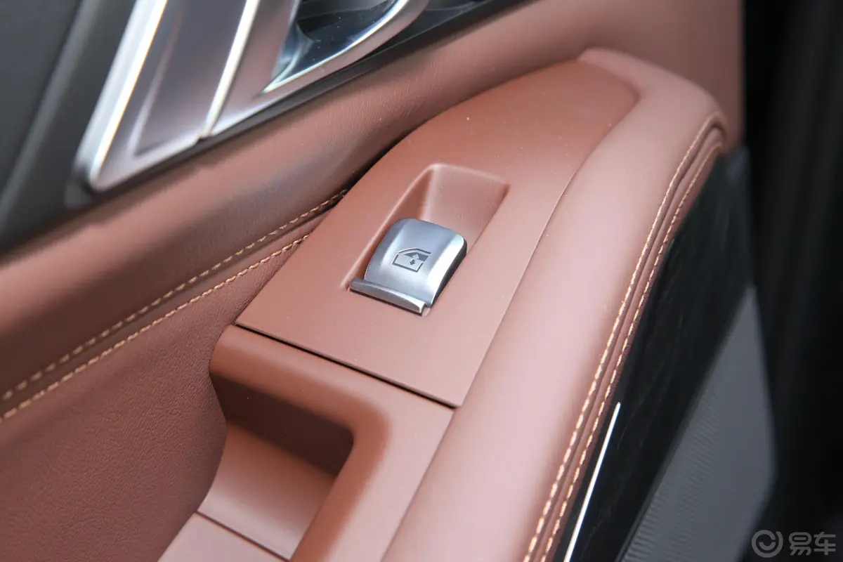 宝马X7xDrive40i 尊享型 M运动套装后车窗调节