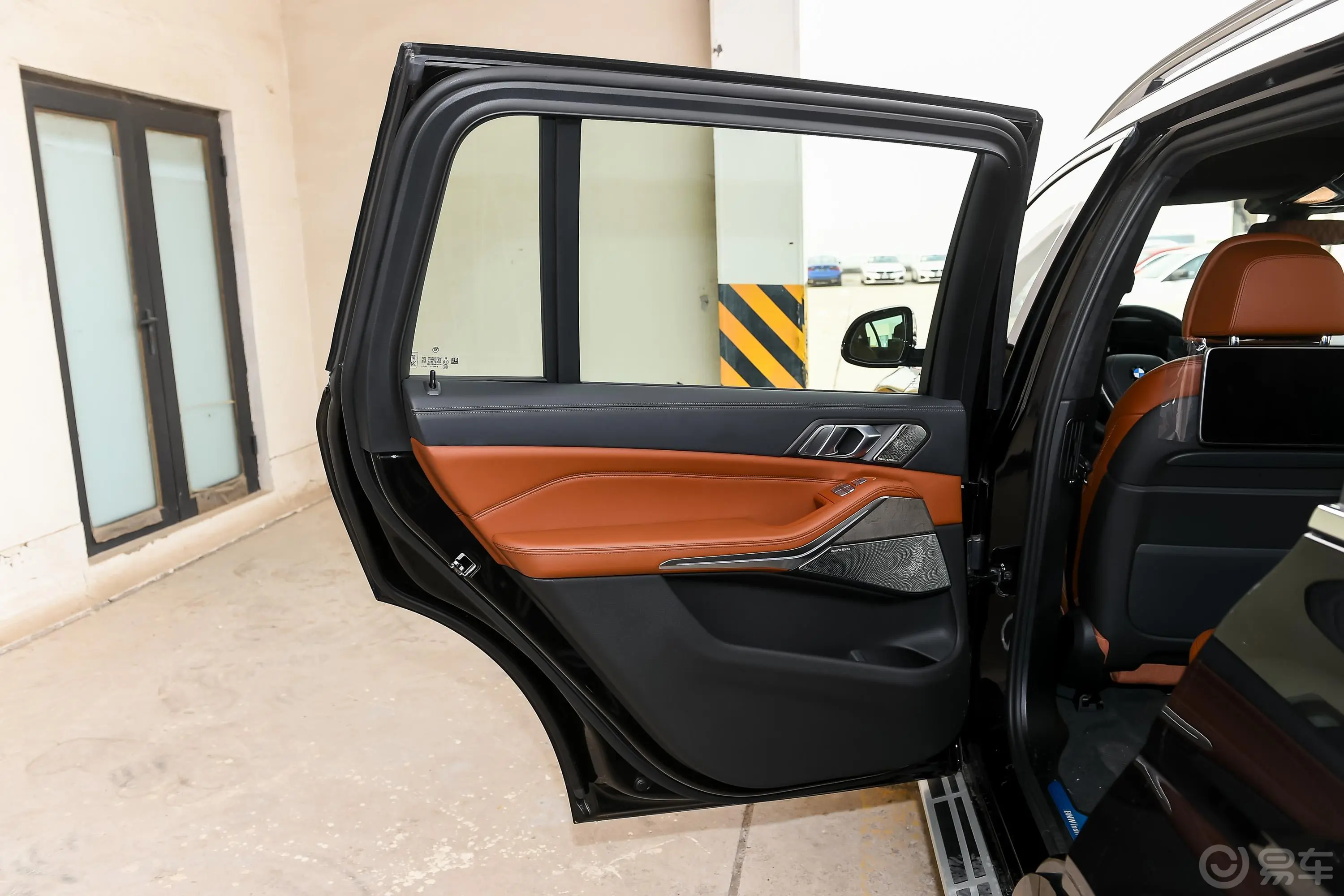 宝马X7xDrive40i 行政型 豪华套装驾驶员侧后车门
