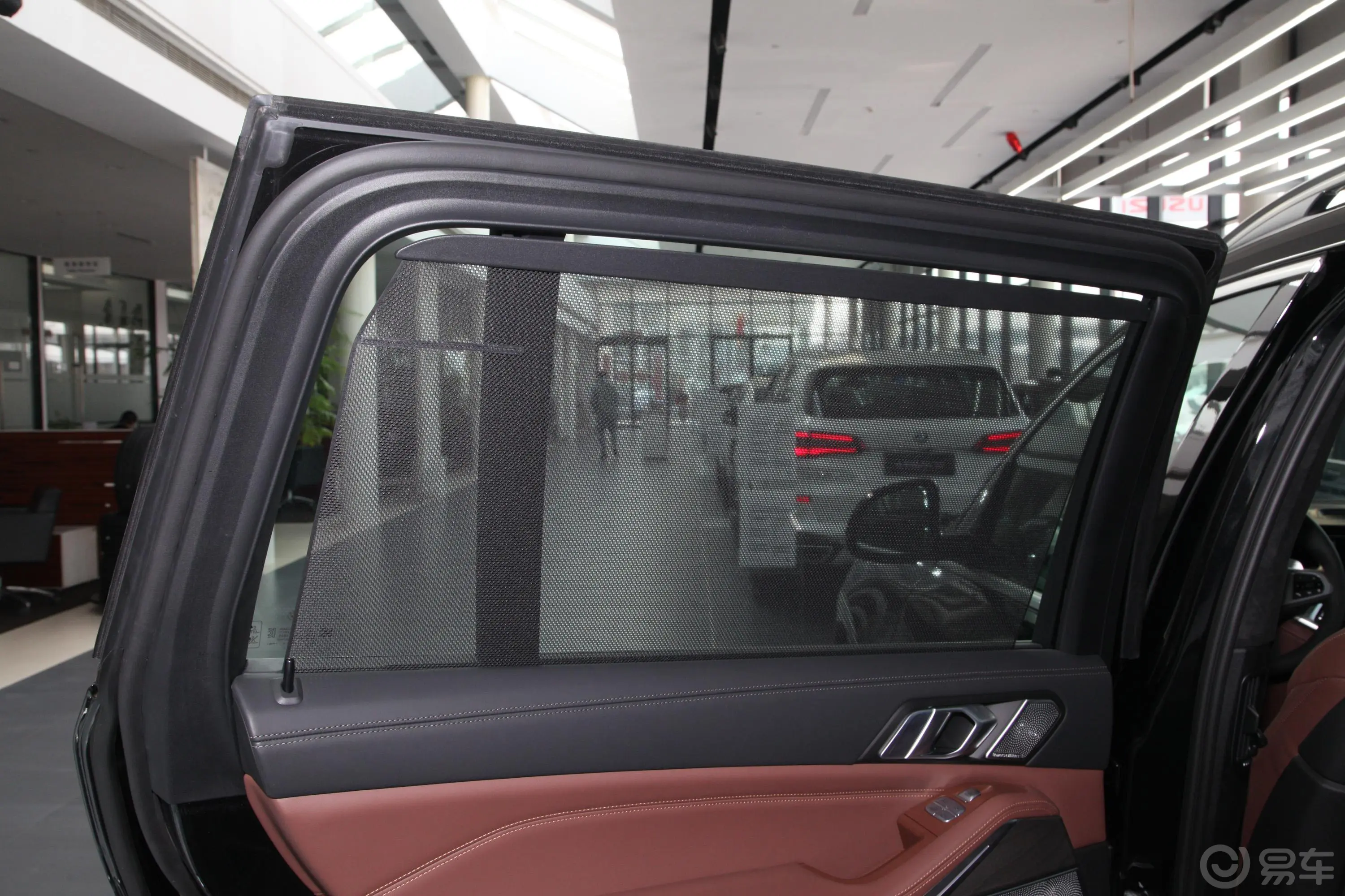 宝马X7xDrive40i 行政型 M运动套装后风挡遮阳帘