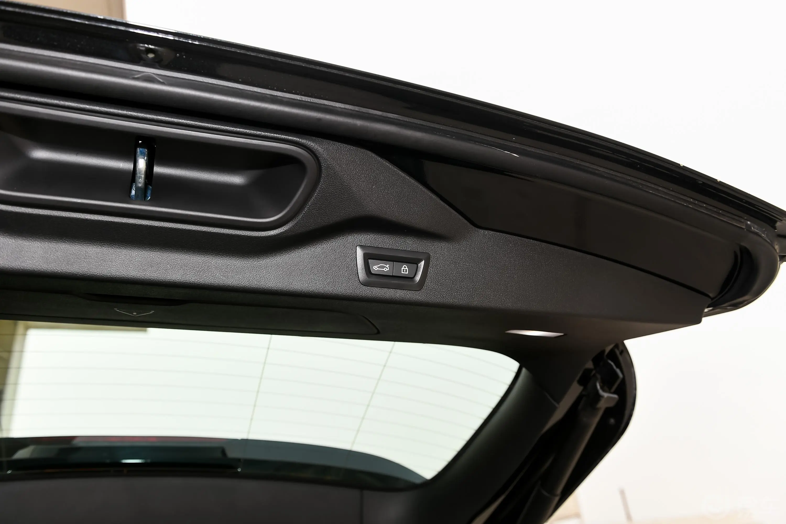 宝马X7xDrive40i 行政型 豪华套装电动尾门按键（手动扶手）